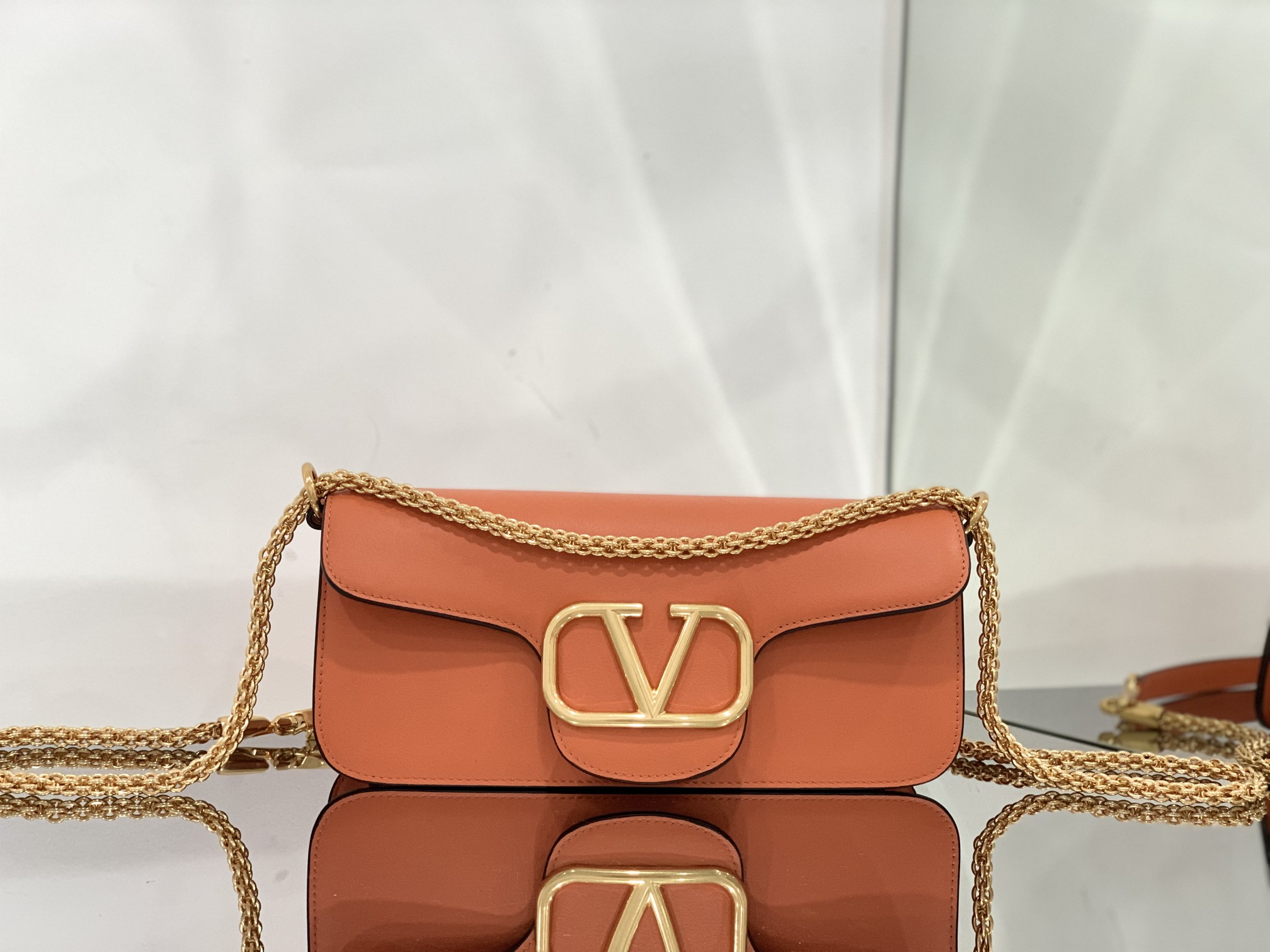 Valentino Garavani Locò Shoulder Bbag In Calfskin With Metallic VLogo-27*13*6CM
