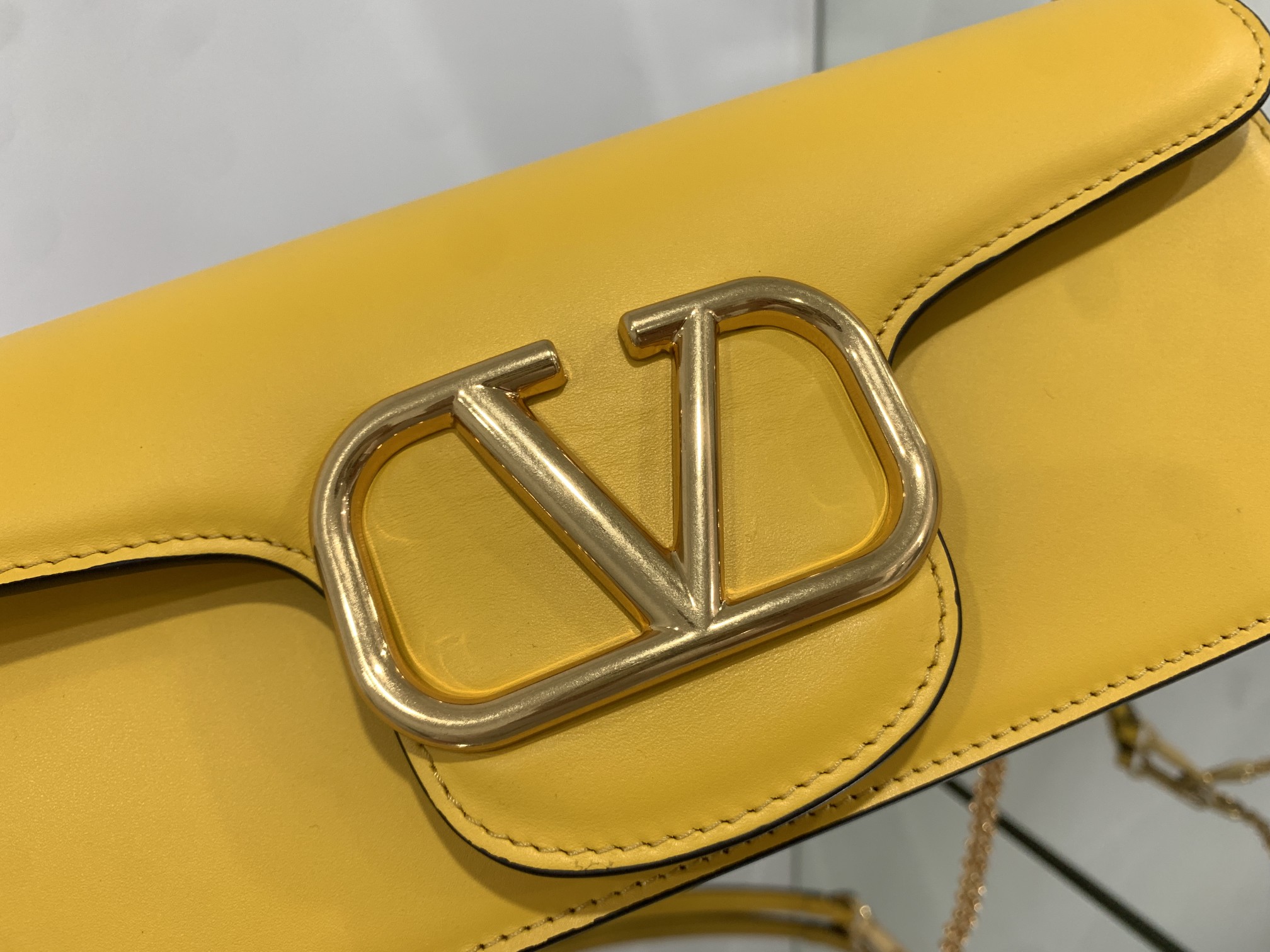 Valentino Garavani Locò Shoulder Bbag In Calfskin With Metallic VLogo-27*13*6CM