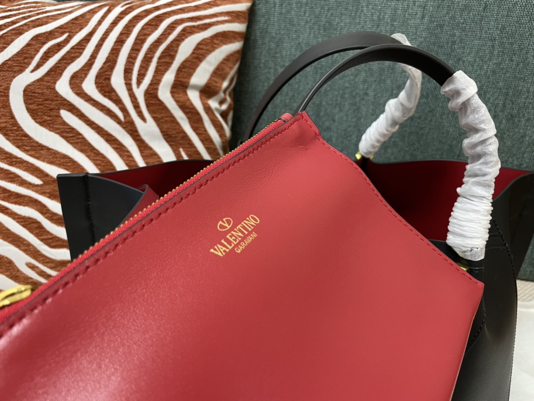 Valentino Garavani Escape Handbags-31*25*15&41*25*18 CM