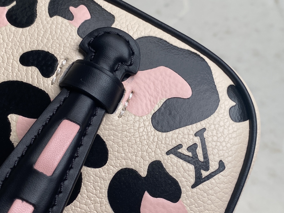 l0*is V*t0n cosmetic bag-20*13.5*12cm