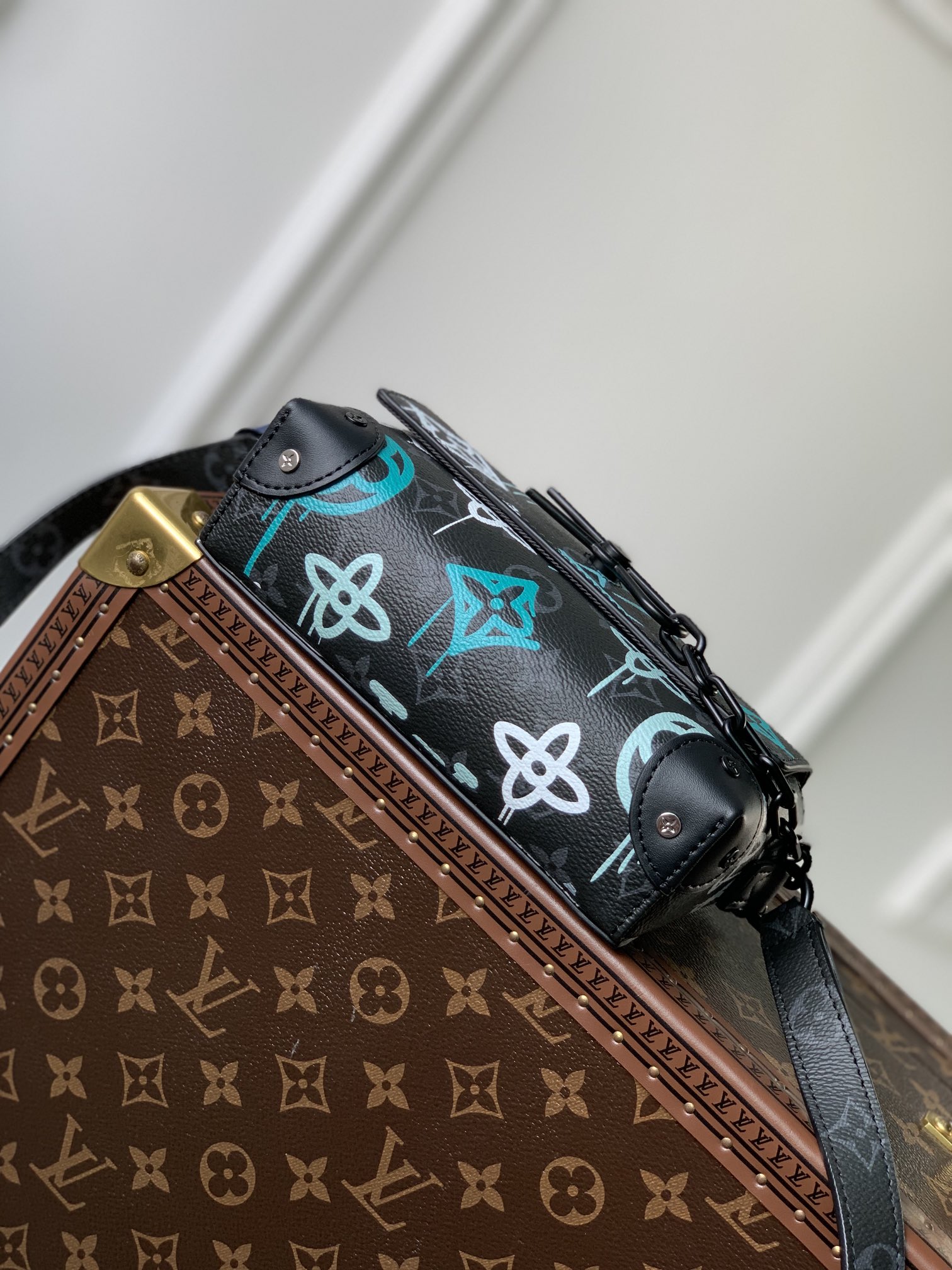 l0*is V*t0nsteamer bag-18x 11x 6.5cm