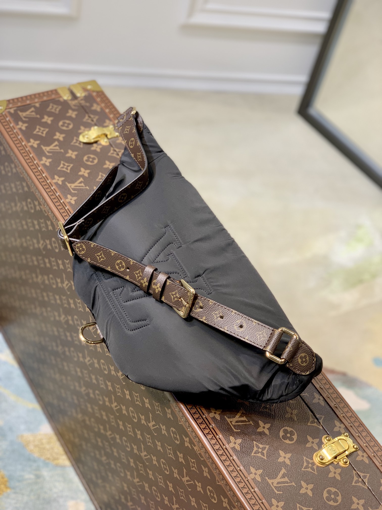 l0*is V*t0n pillow maxi bum bag-44 x 24 x 7cm