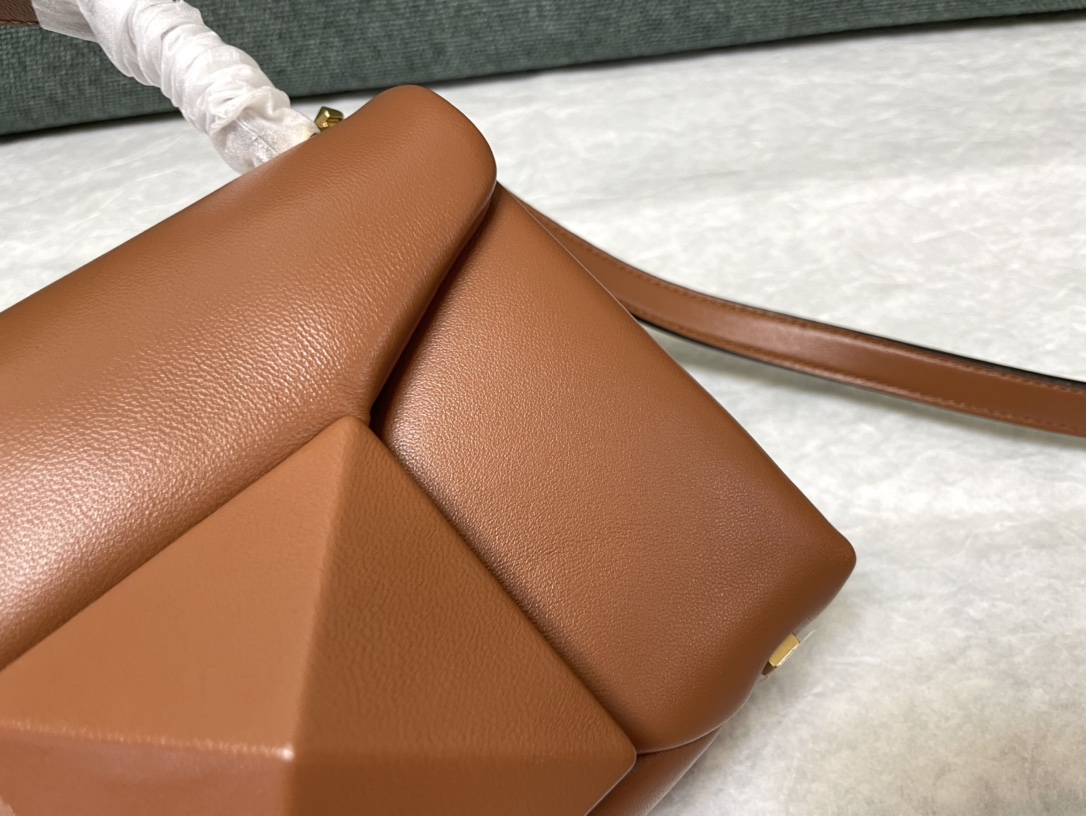 Valentin0 Valentino One Stud-20x13x8.5CM