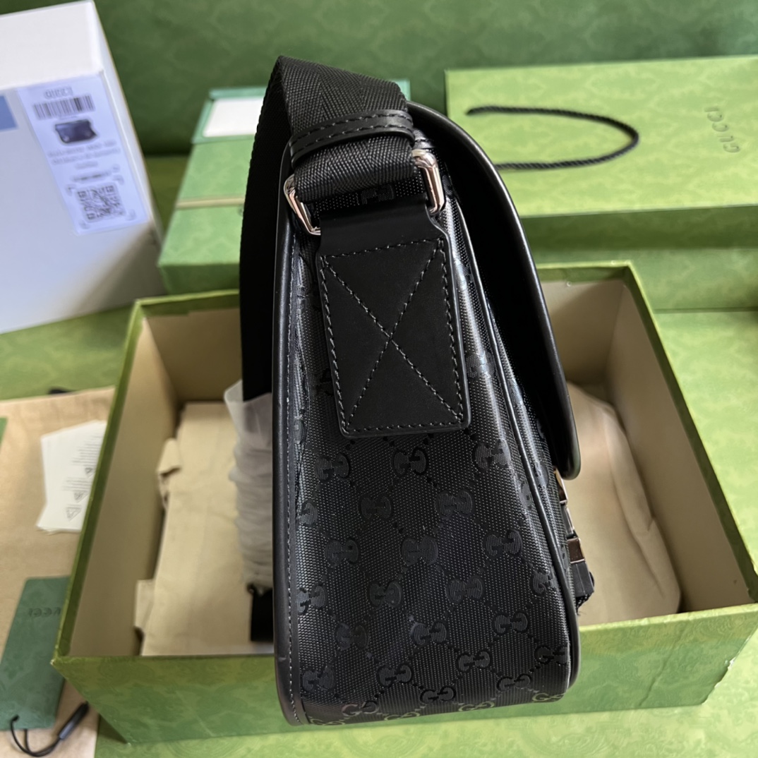 G*u*i messenger bag-33x 22x 11cm