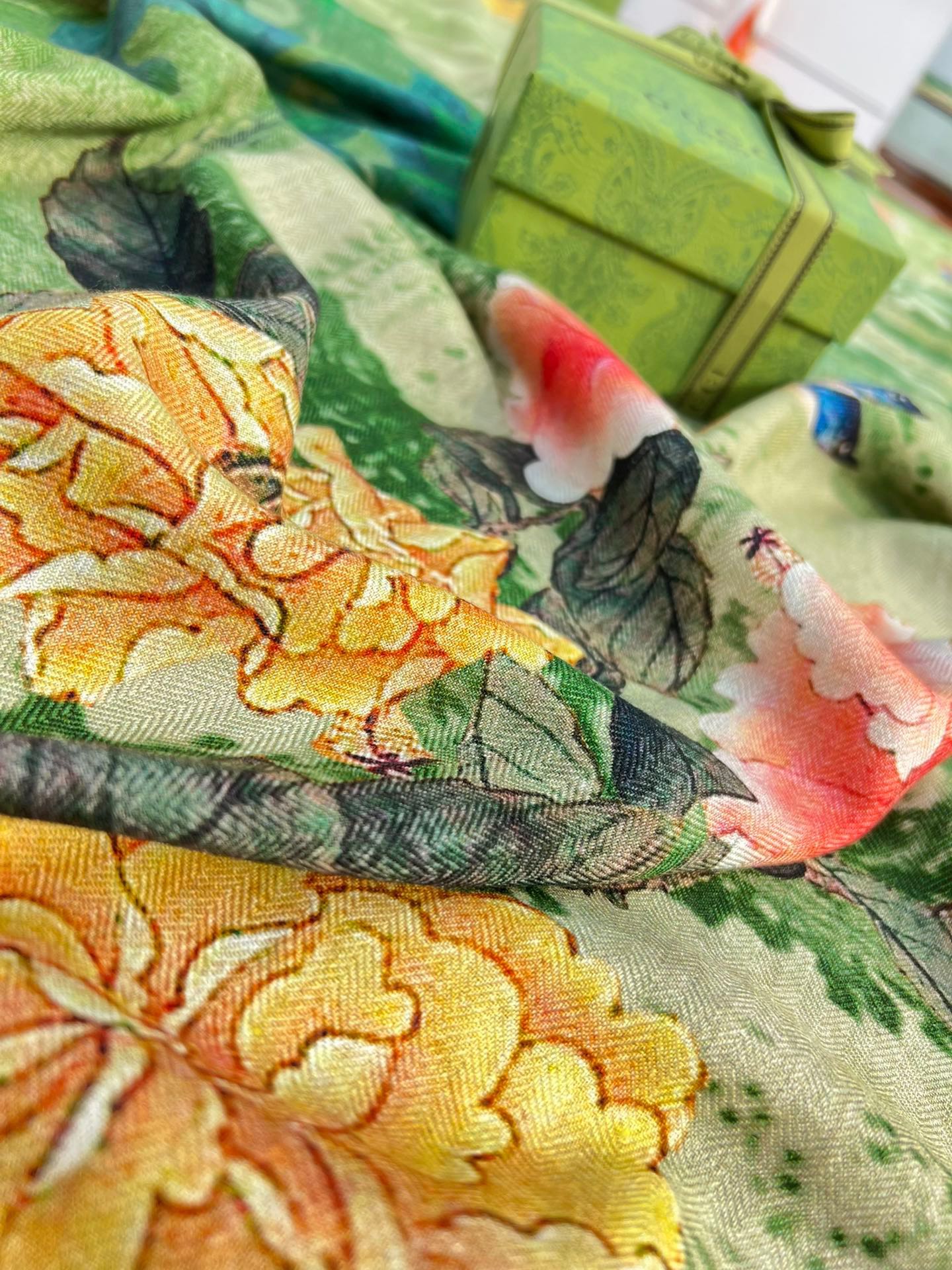 G*u*i shawls-140*140cm