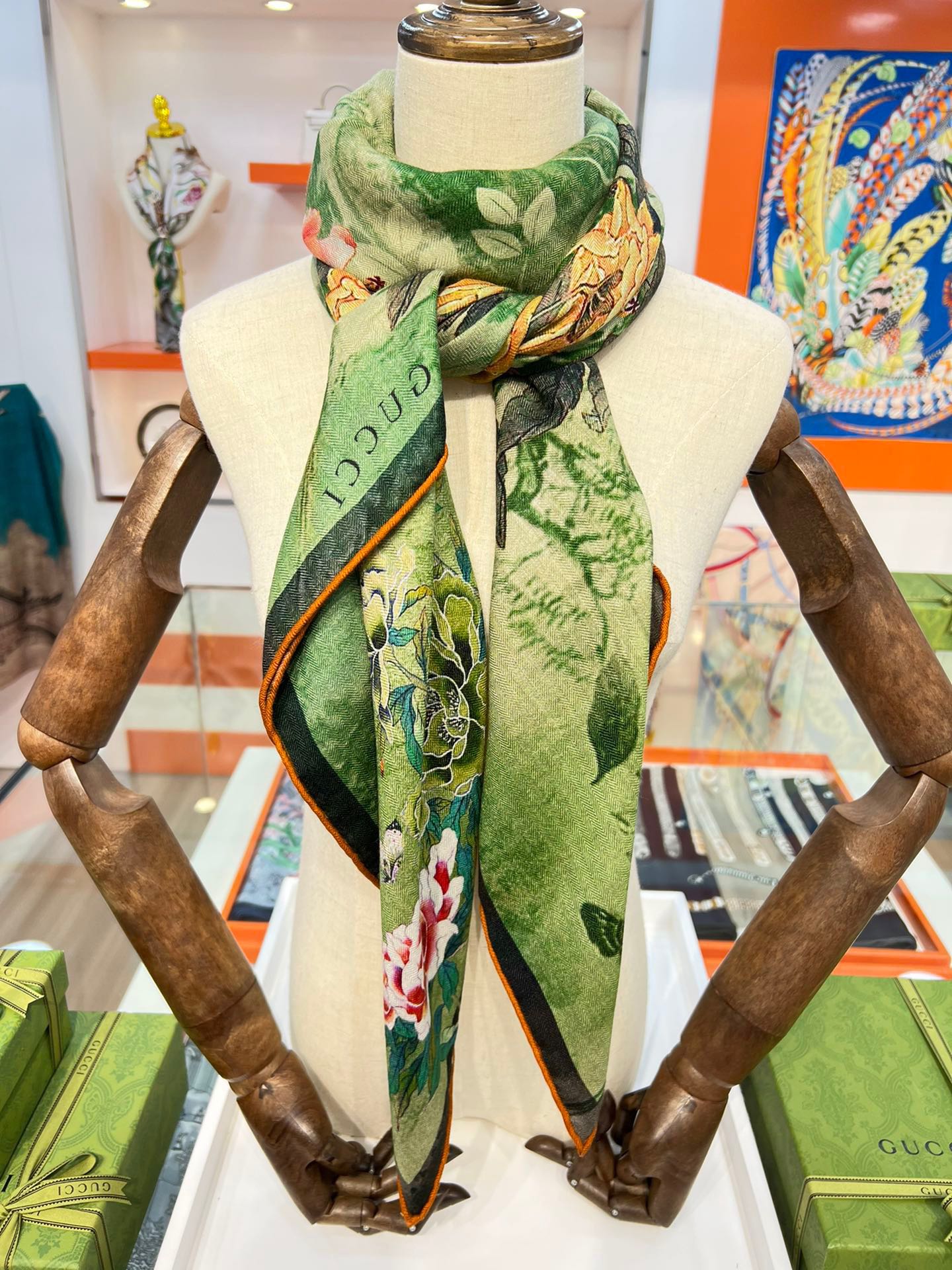 G*u*i shawls-140*140cm