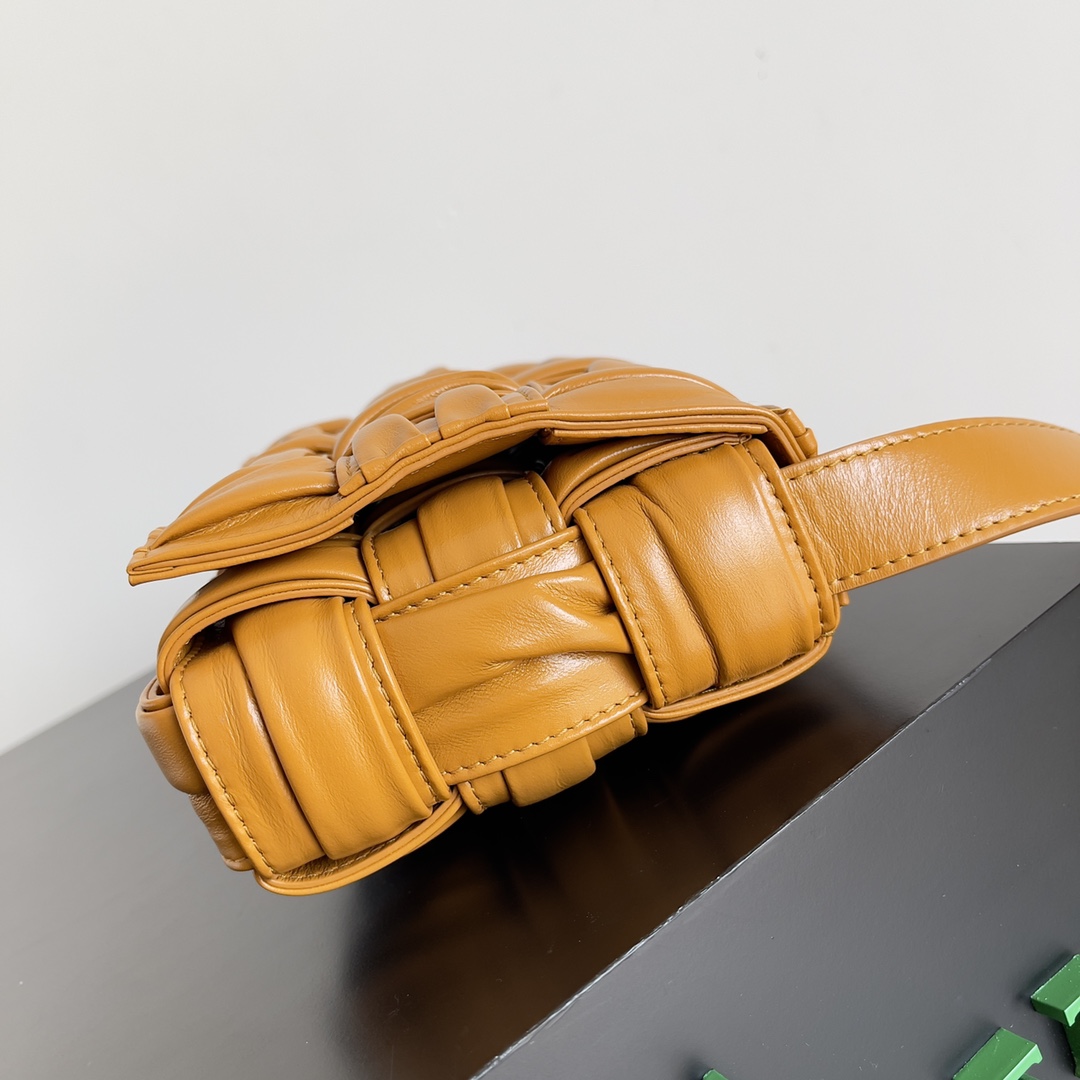 bo*te*ga Ve*ne*ta cassette bag-19*4*12cm