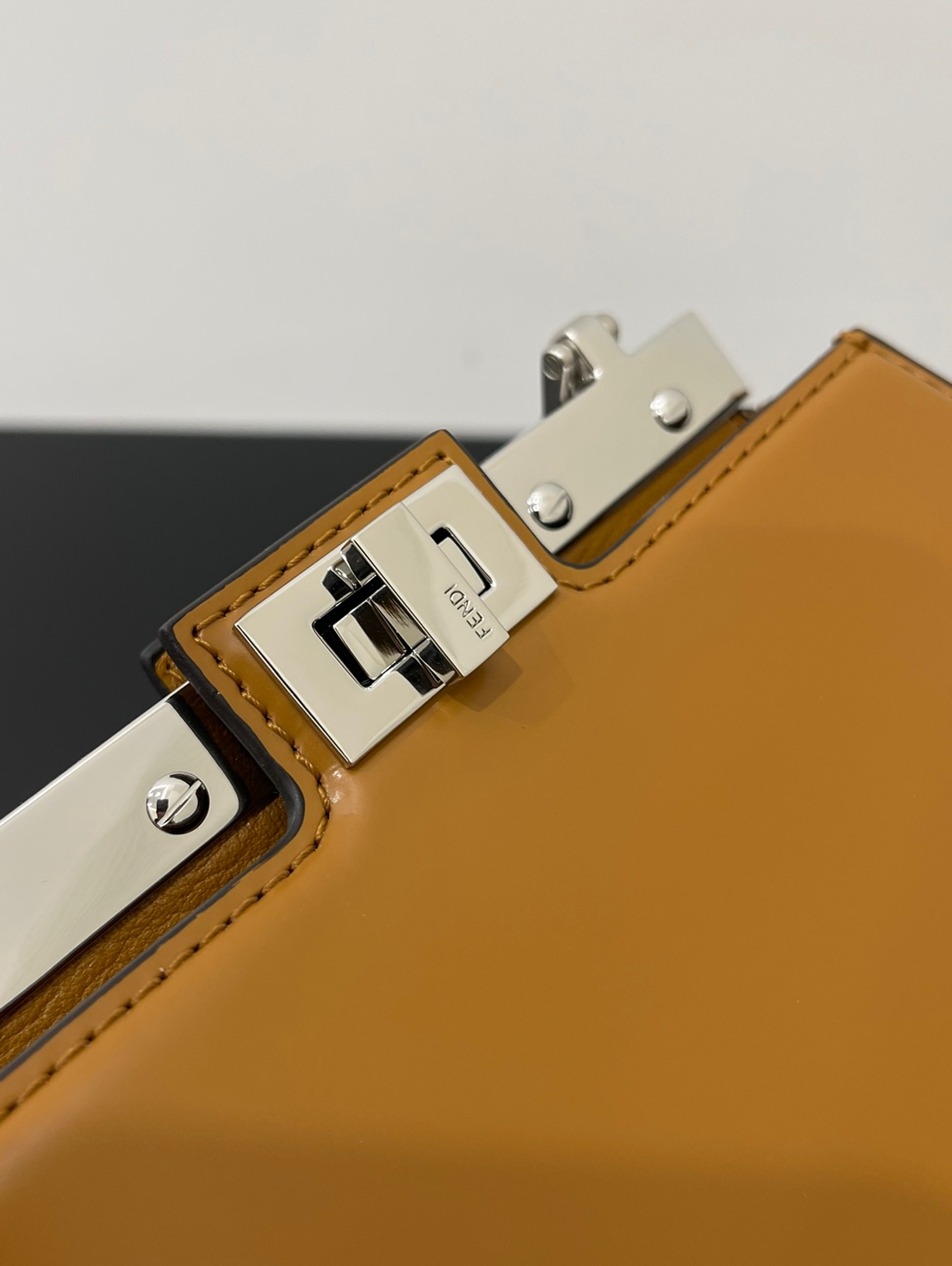 F**di peekaboo iseeu-20.5x11x14cm