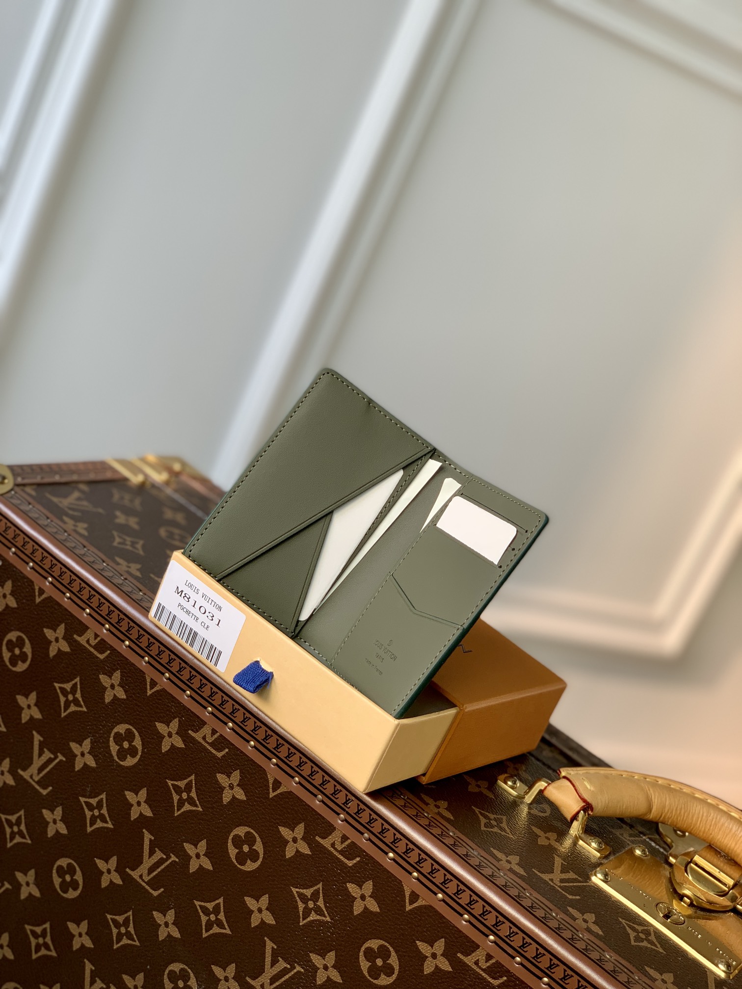 l0*is V*t0n aerogram wallet-8 x 11 x 1cm