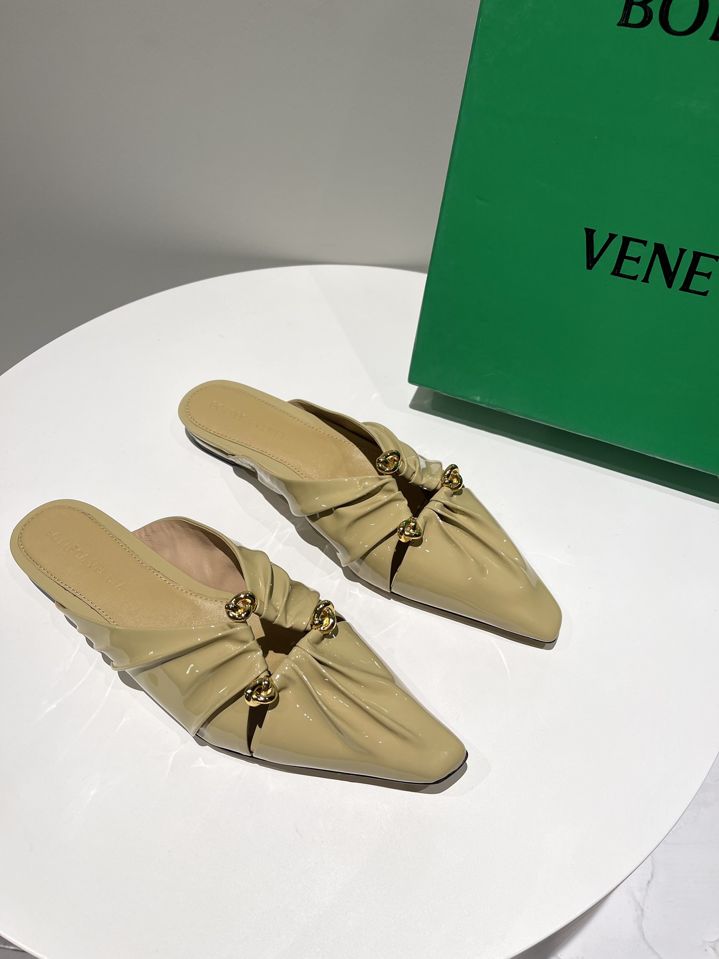 bo*te*ga Ve*ne*ta sandals