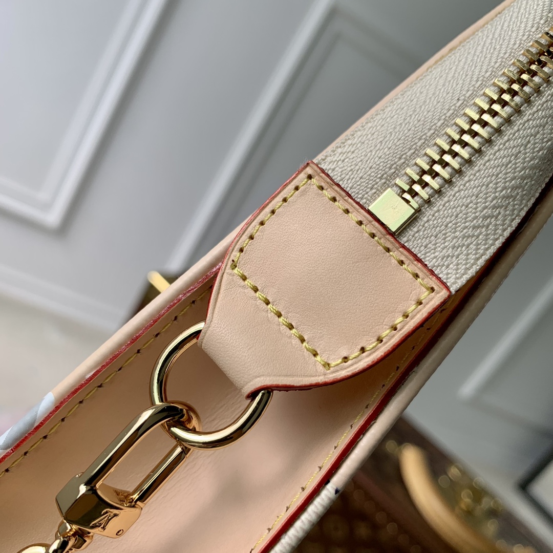 l0*is V*t0n toiletry pouch on chain-25 x 20 x 5.5cm