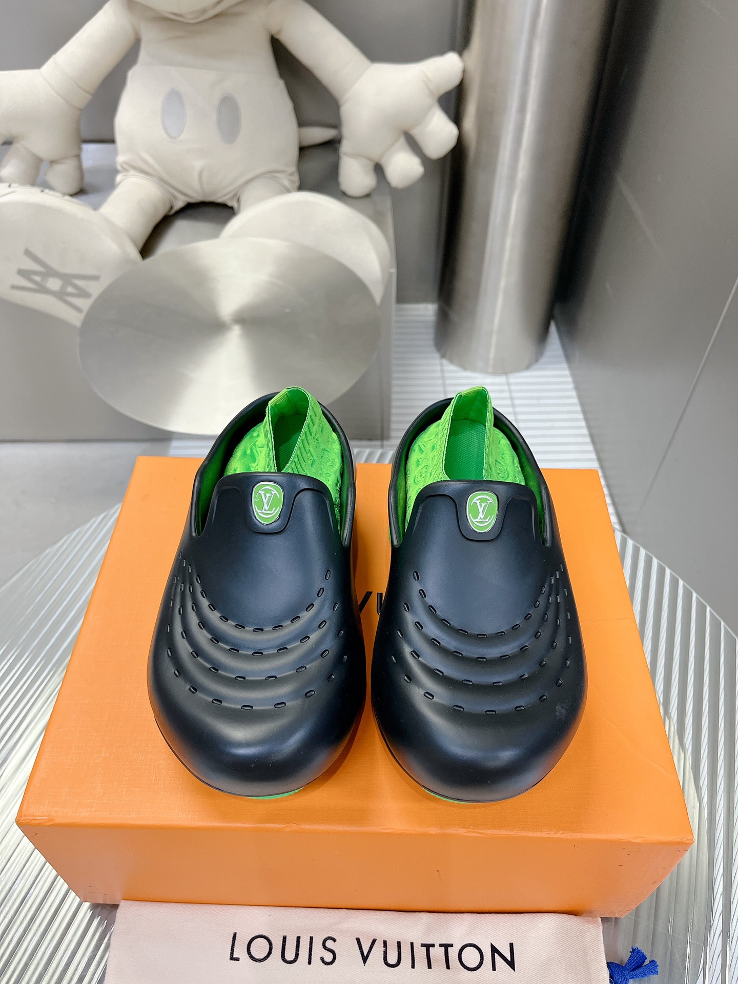 l0*is V*t0n shark clog slippers(eu35-40)