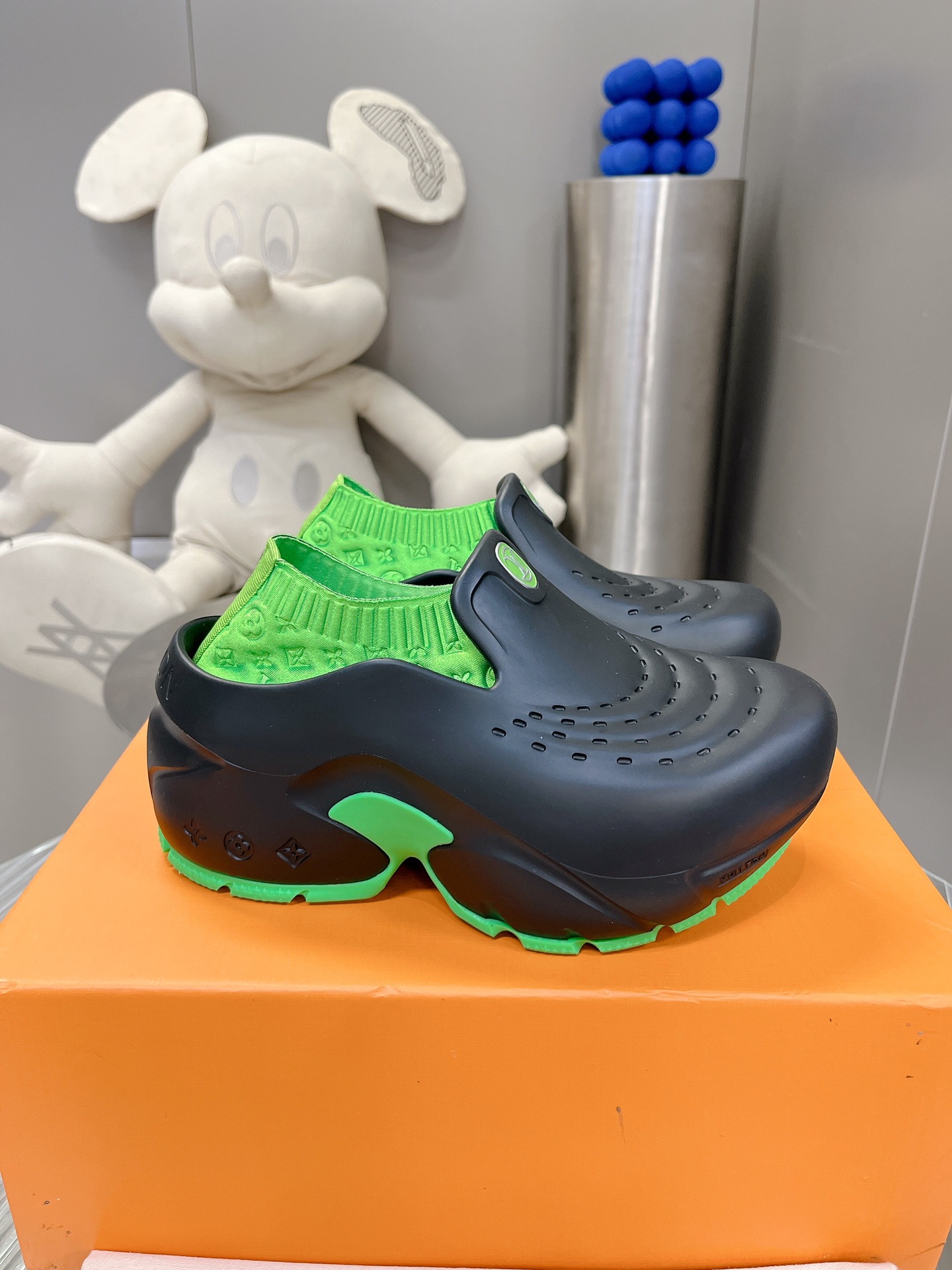 l0*is V*t0n shark clog slippers(eu35-40)