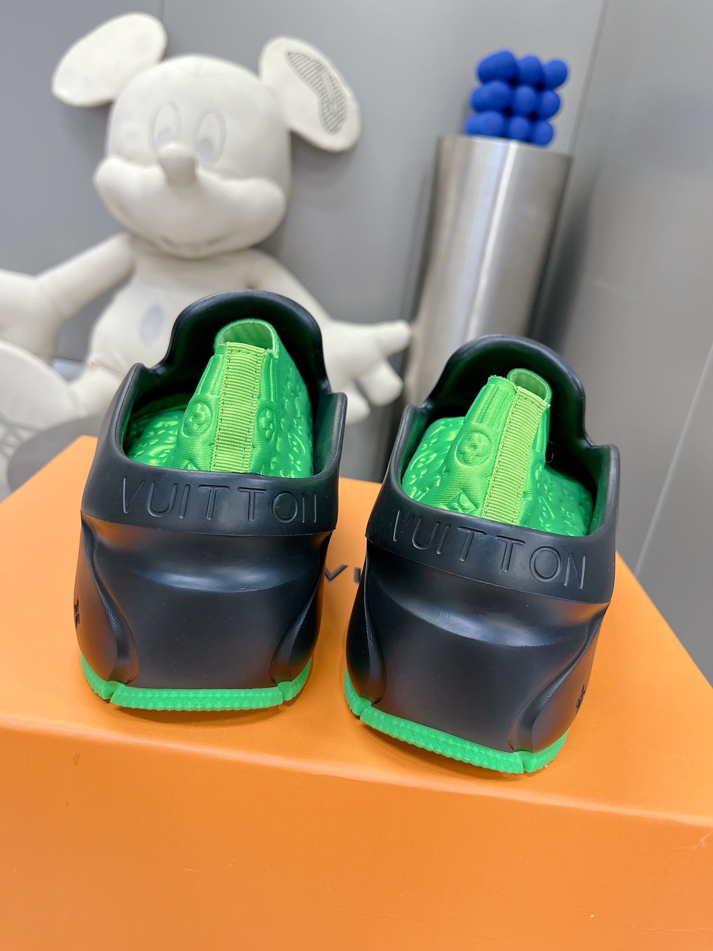 l0*is V*t0n shark clog slippers(eu35-40)