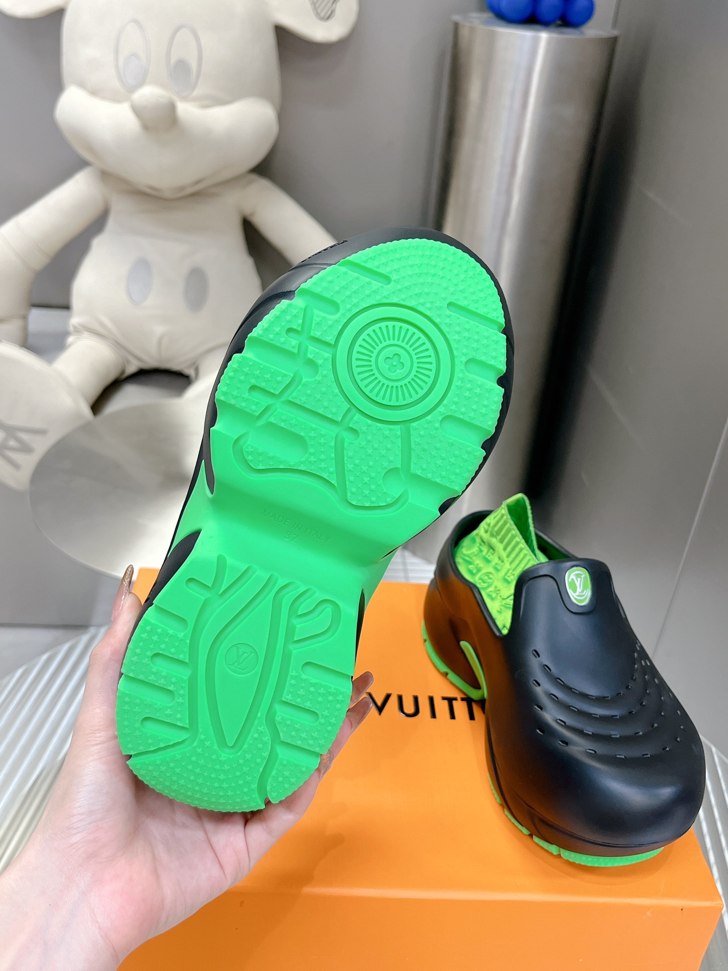 l0*is V*t0n shark clog slippers(eu35-40)