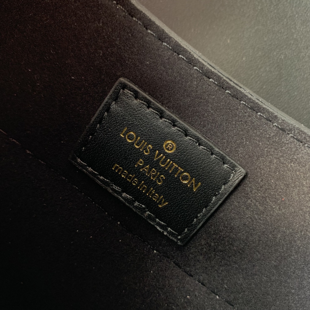 l0*is V*t0n hide & seek bag-21 x 15 x 8cm