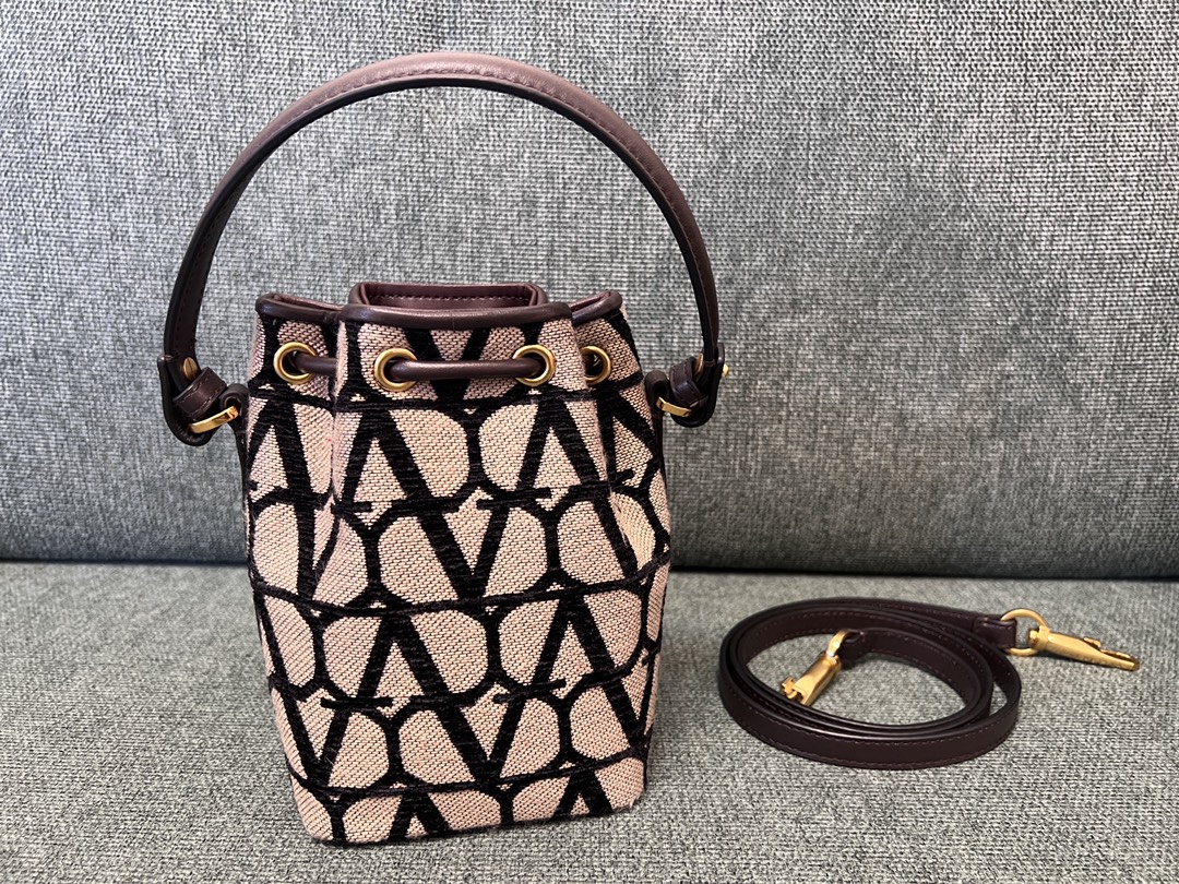 Valentino GARAVANIVLOGO SIGNATURE Bag-12*18*10CM