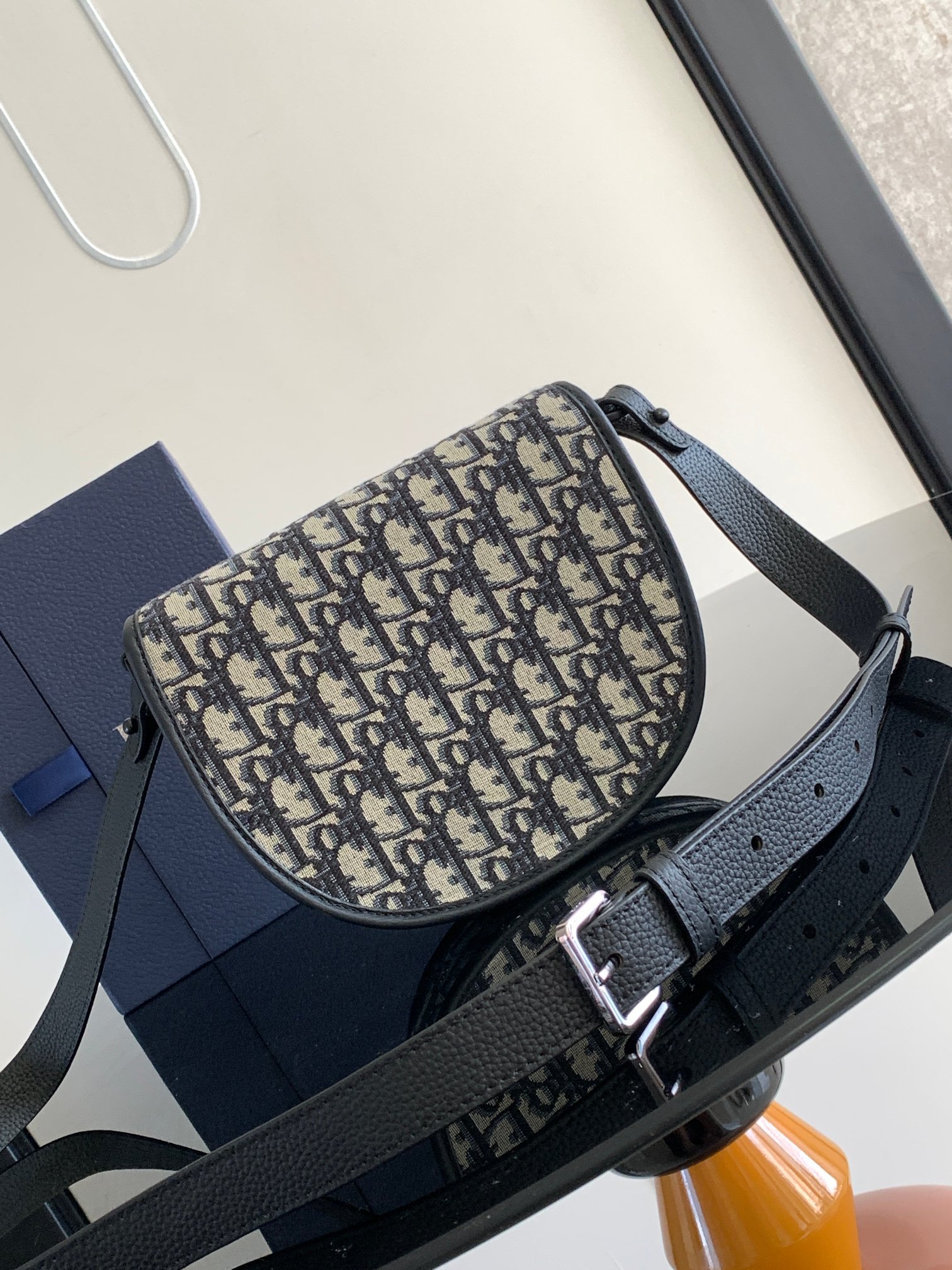 D*or gallop messenger bag-20.5 x 16 x 5cm