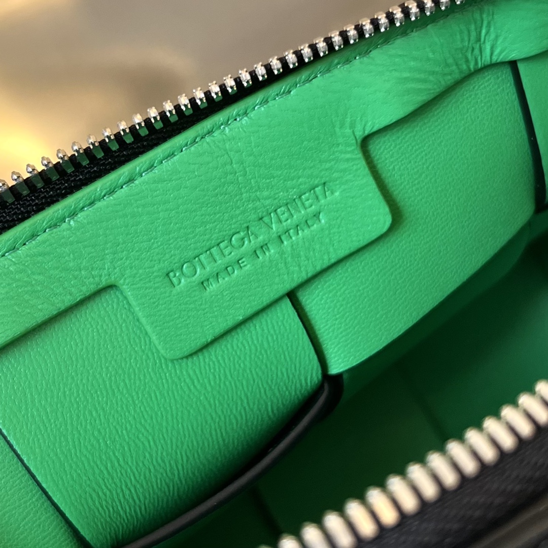 bo*te*ga Ve*ne*ta camera bag-20x15x5cm