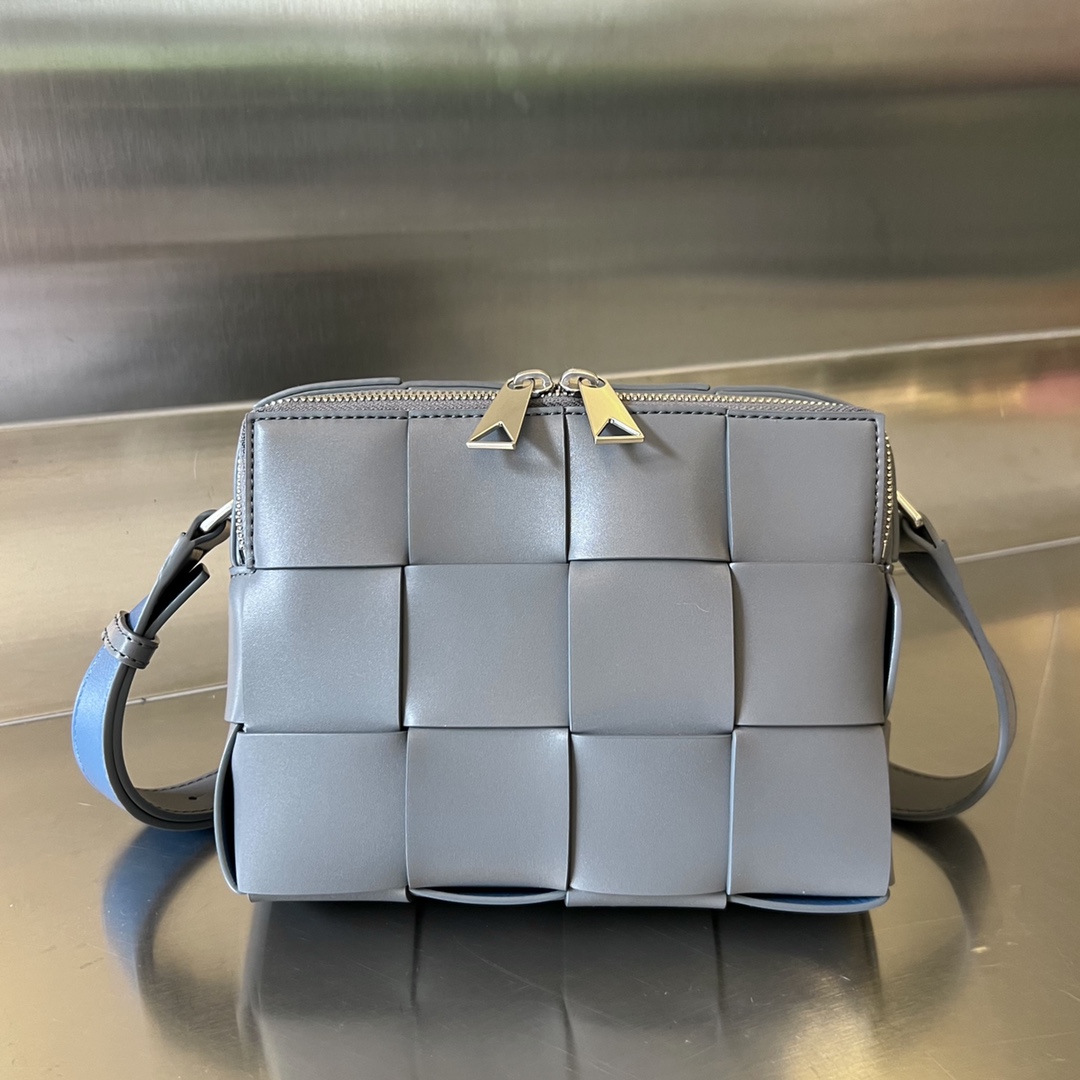 bo*te*ga Ve*ne*ta camera bag-20x15x5cm