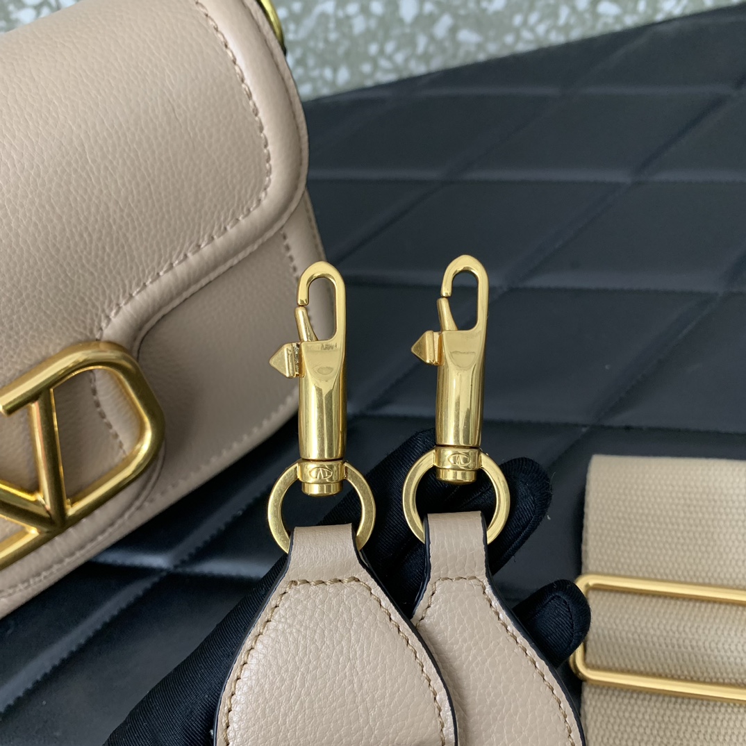 Valentino Garavani Allnite Bag-23.5✖️18✖️8CM