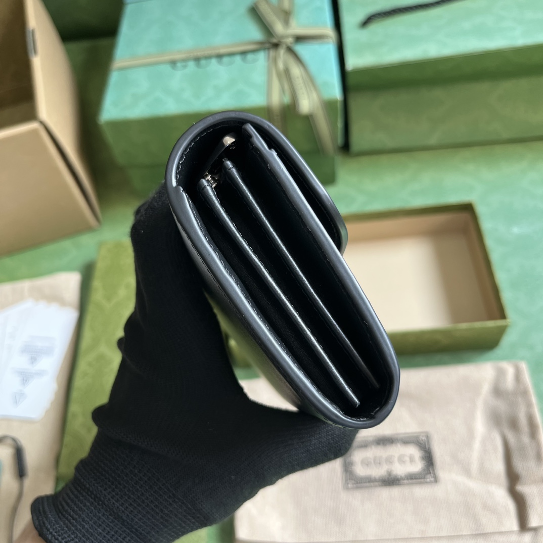 G*u*i wallet-18*19cm