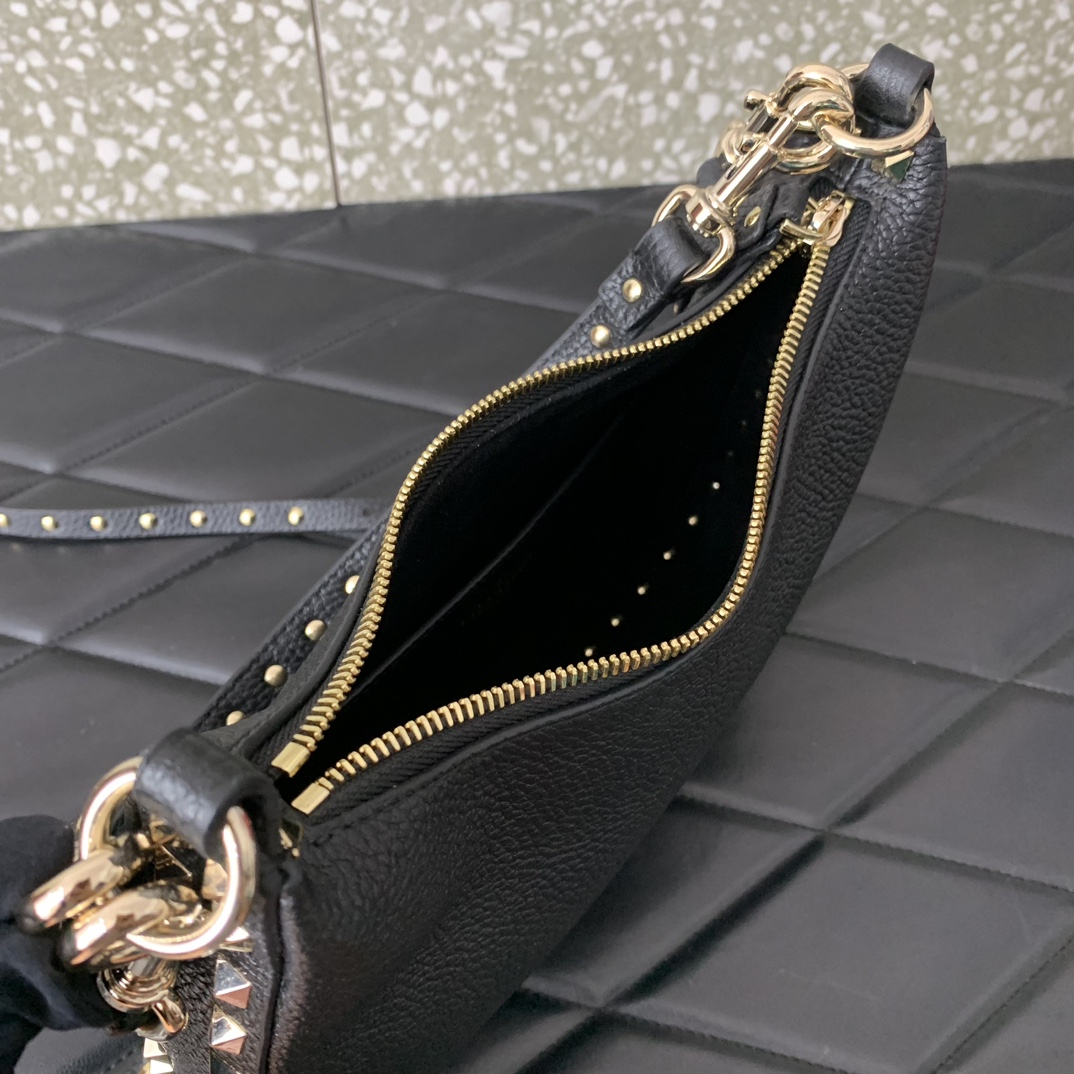 Valentino Garavani Rockstud Hobo Bag-6✖️4✖️16CM