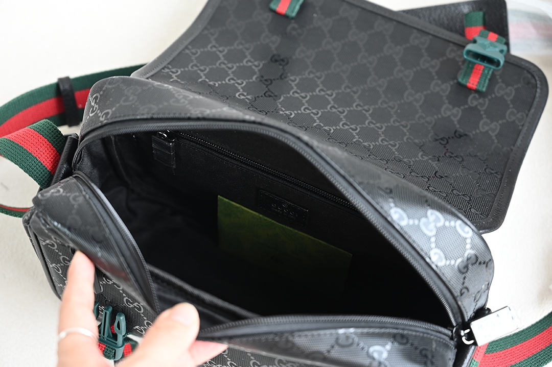 g*u*i gg S*p*e message bag-27*20*10cm