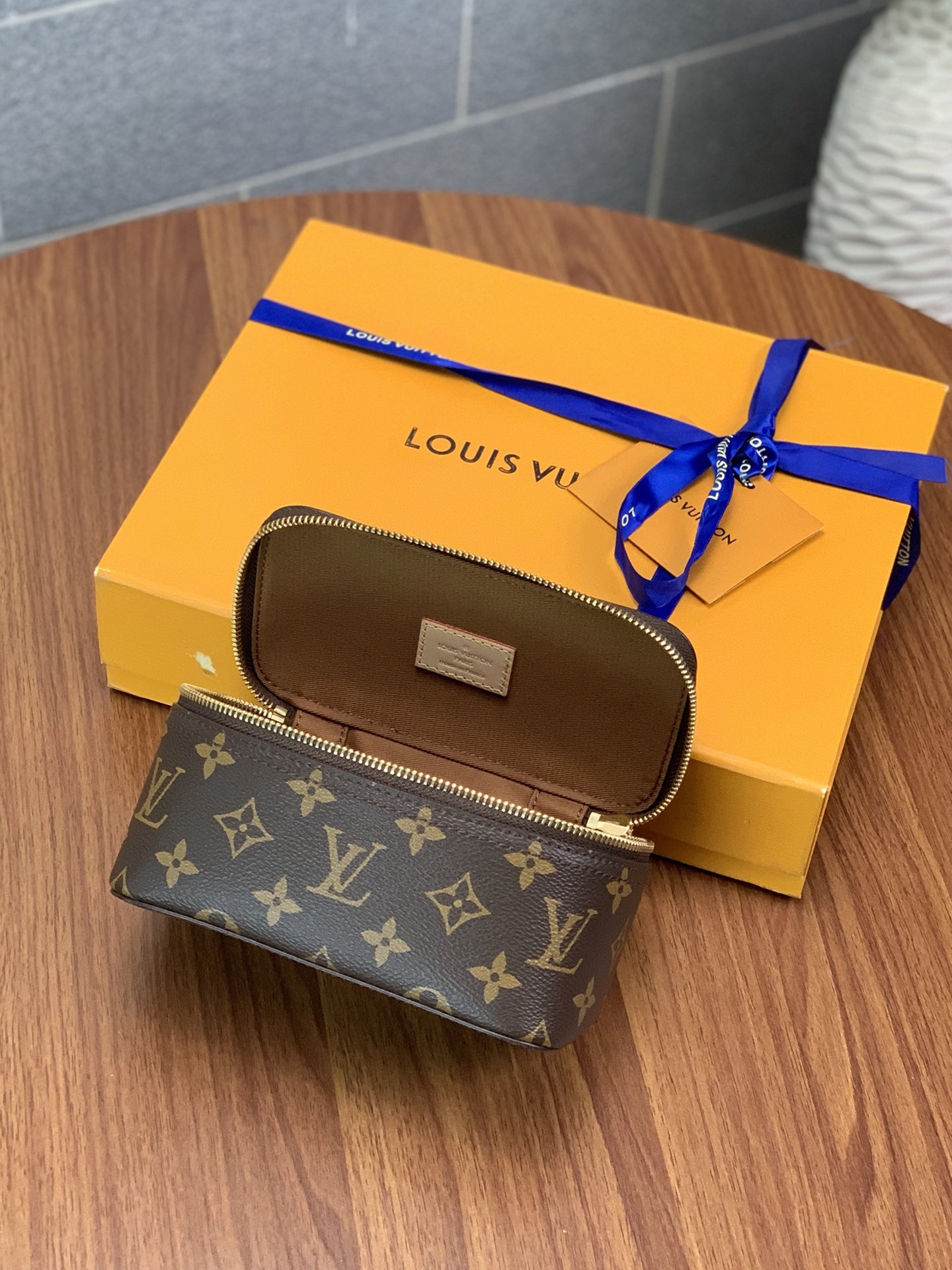 l0*is V*t0n packing cube-22.4×8.5×14cm