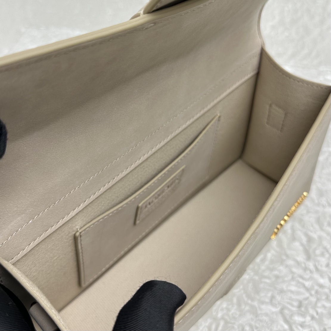 Jacquemus Large Bamnino Bag-24x13x7CM