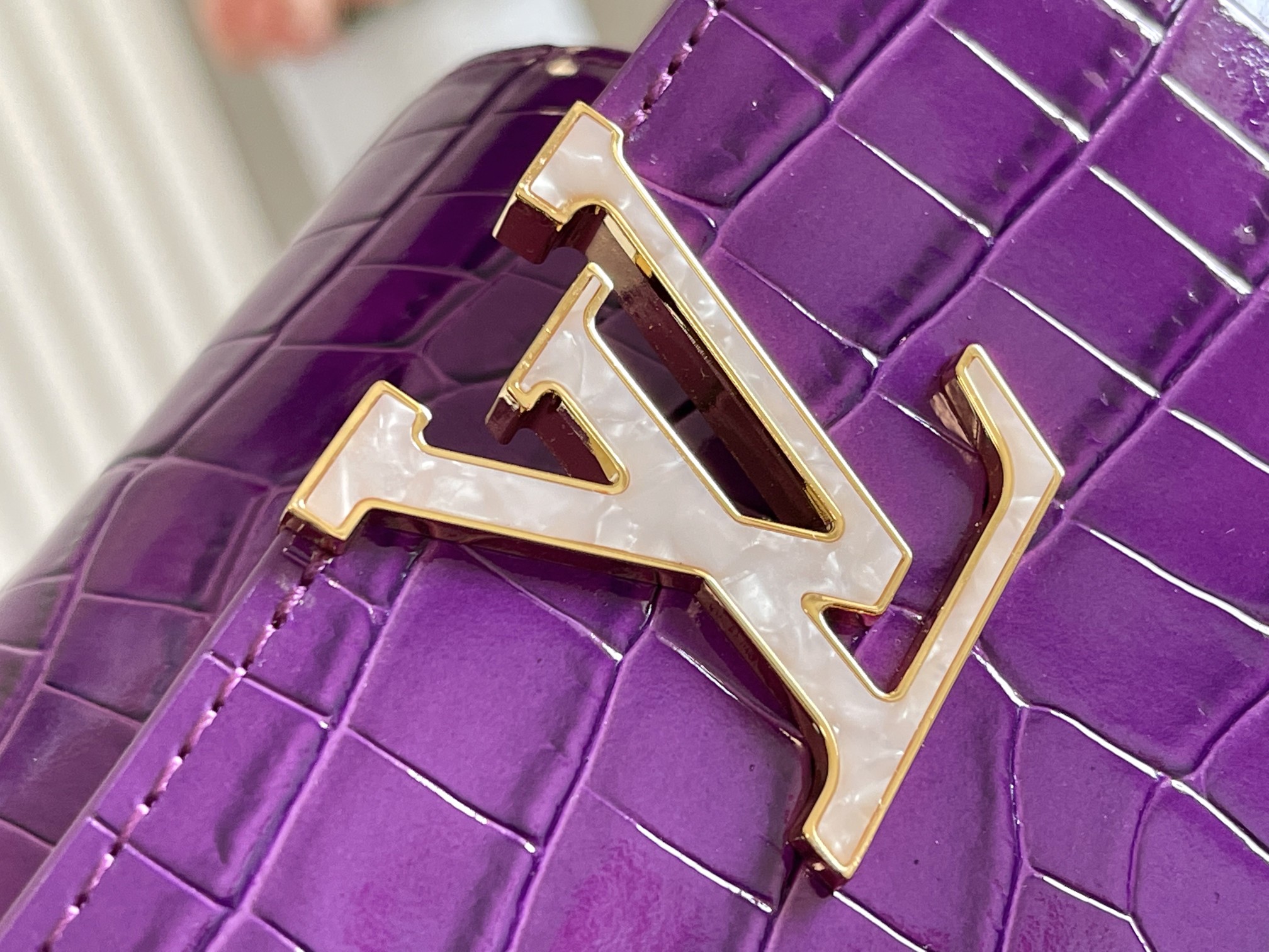 l0*is V*t0n capucines handlebag