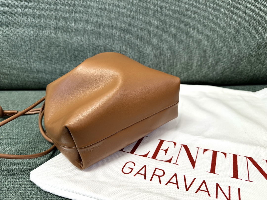 Valentino Garavani Vlogo Pouf Bag-20x17x8CM