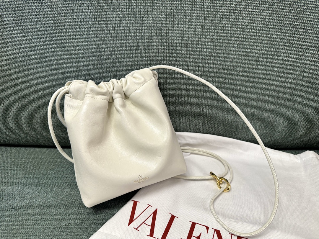 Valentino Garavani Vlogo Pouf Bag-20x17x8CM