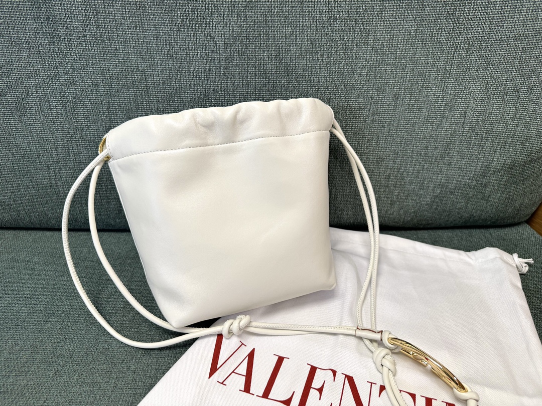 Valentino Garavani Vlogo Pouf Bag-20x17x8CM