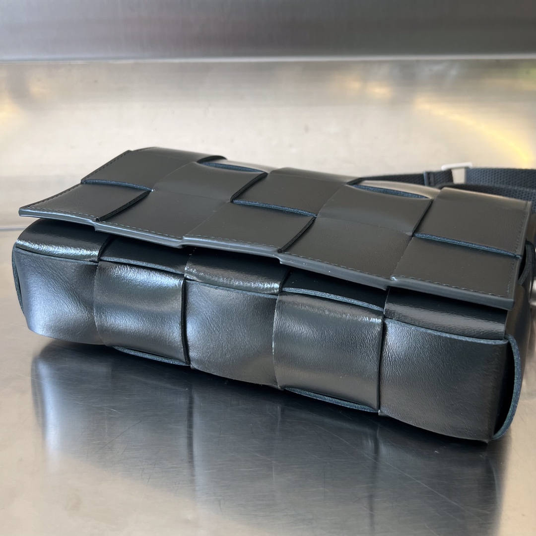 bo*te*ga Ve*ne*ta crossbody bag-23x15x5cm