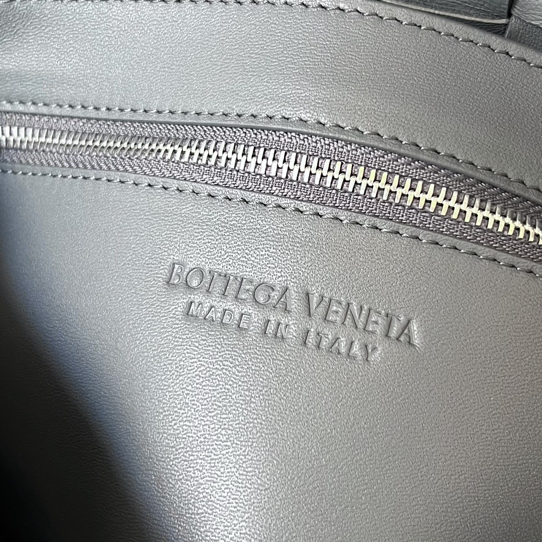 bo*te*ga Ve*ne*ta crossbody bag-23x15x5cm