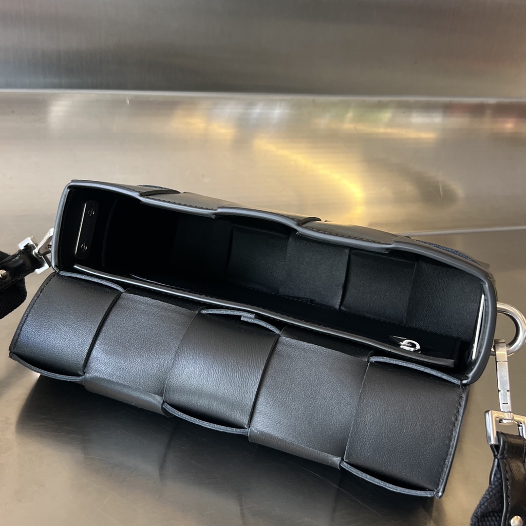 bo*te*ga Ve*ne*ta crossbody bag-23x15x5cm