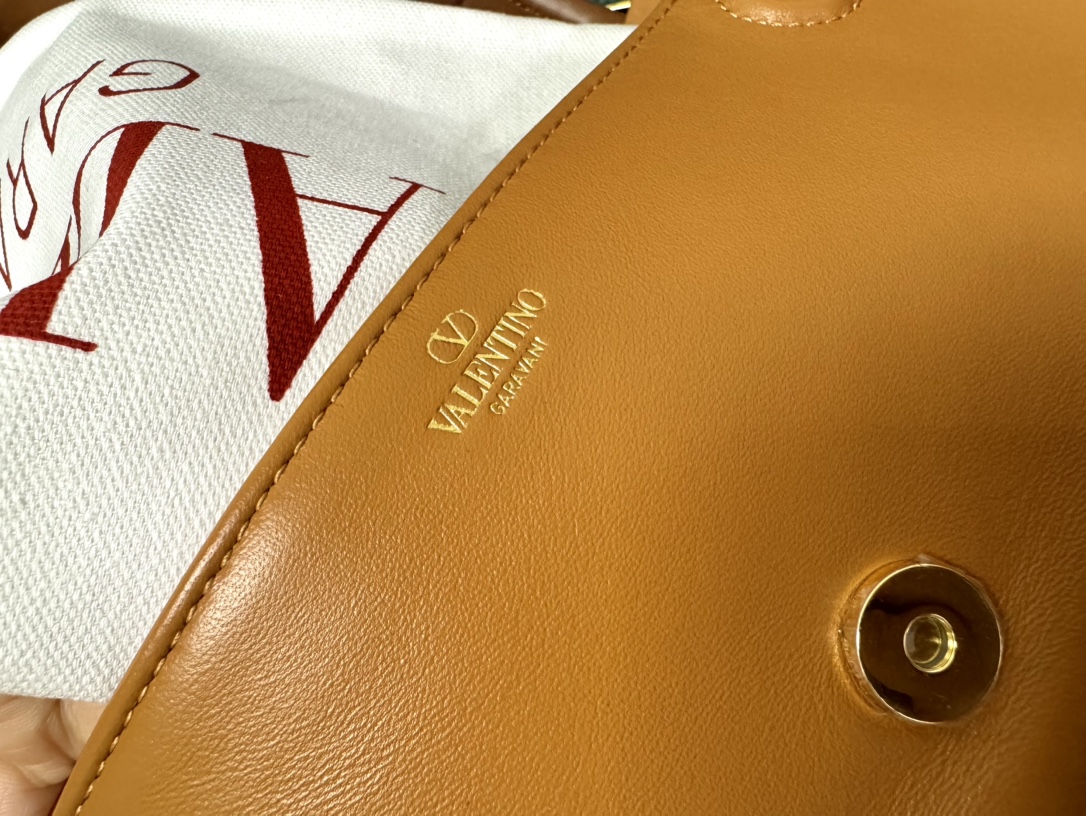 Valentino Vlogo Signature Bag-26*1399CM