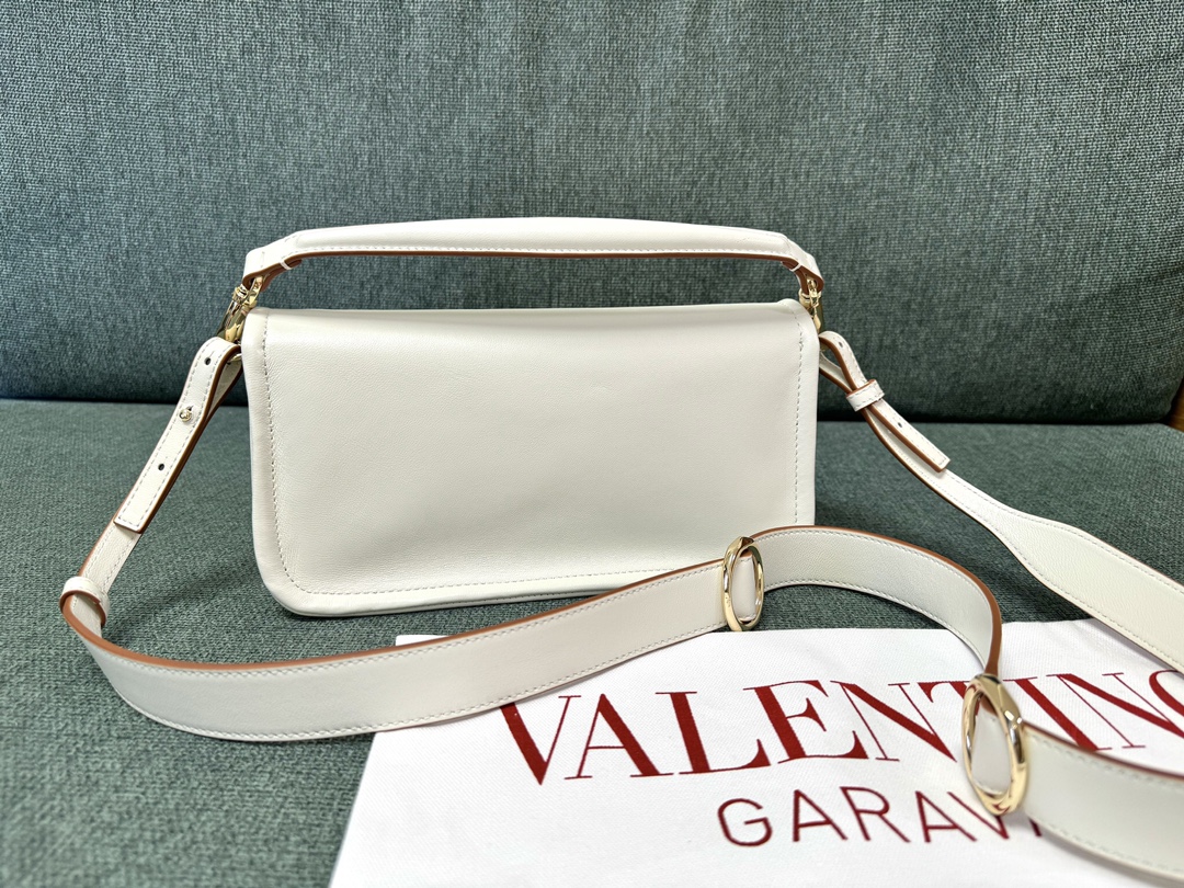 Valentino Vlogo Signature Bag-26*1399CM