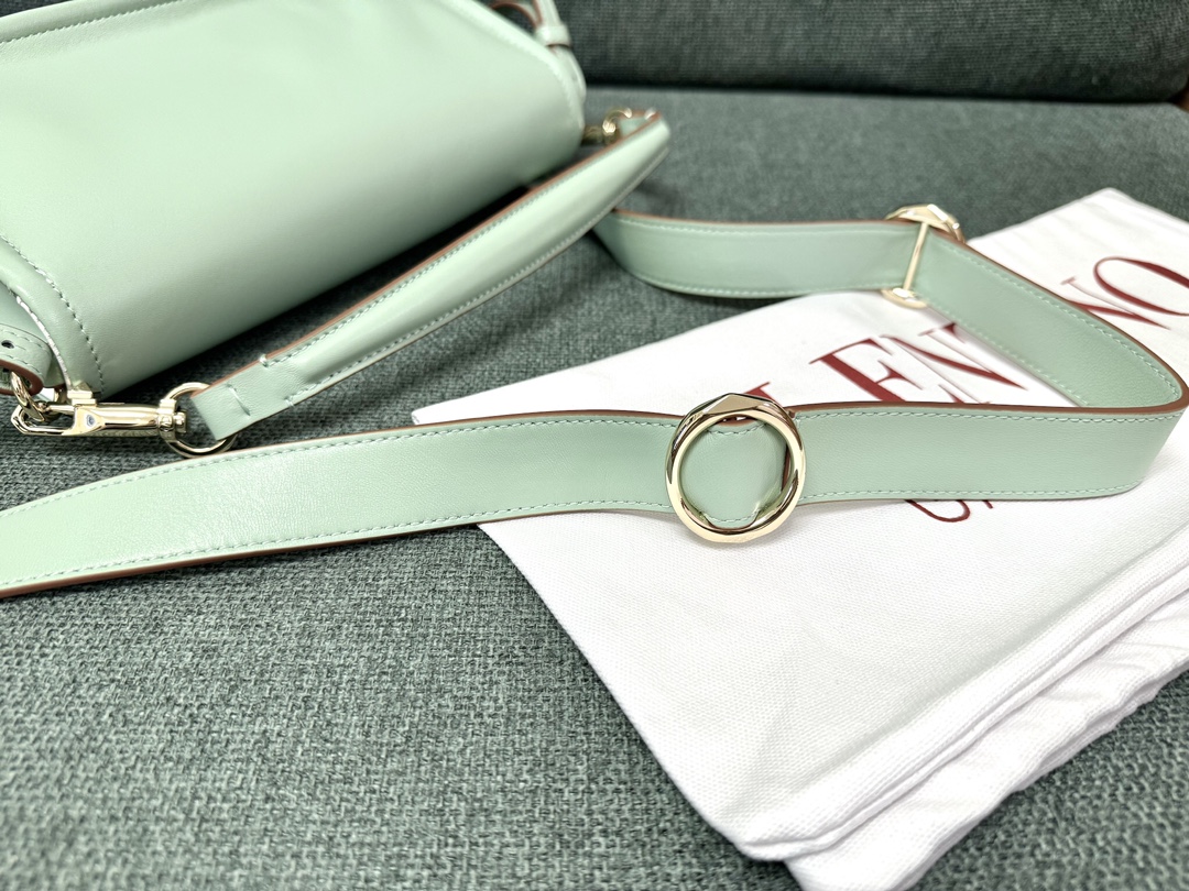 Valentino Vlogo Signature Bag-26*1399CM