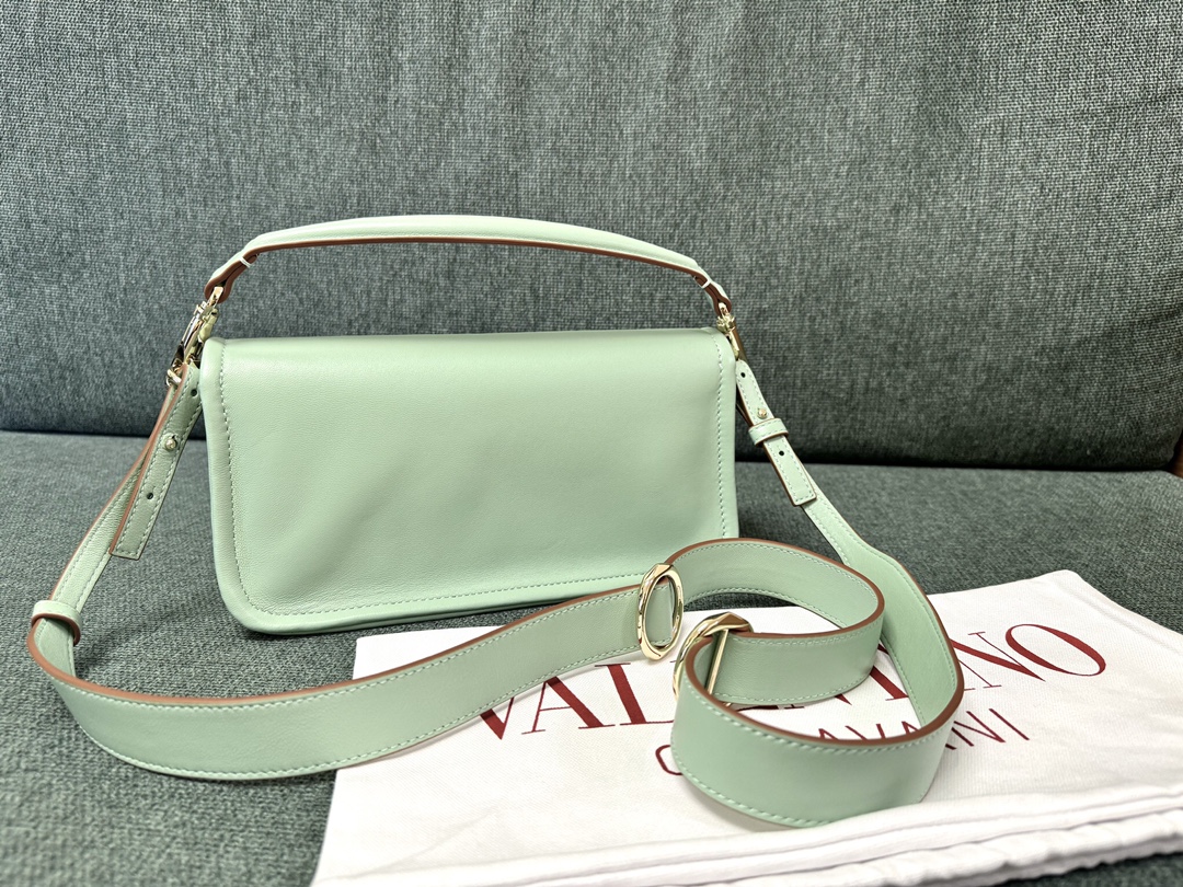 Valentino Vlogo Signature Bag-26*1399CM