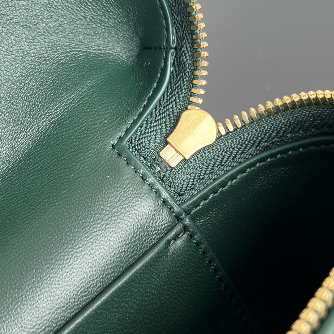 bo*te*ga Ve*ne*ta vanity case bag-22x12.5x5cm