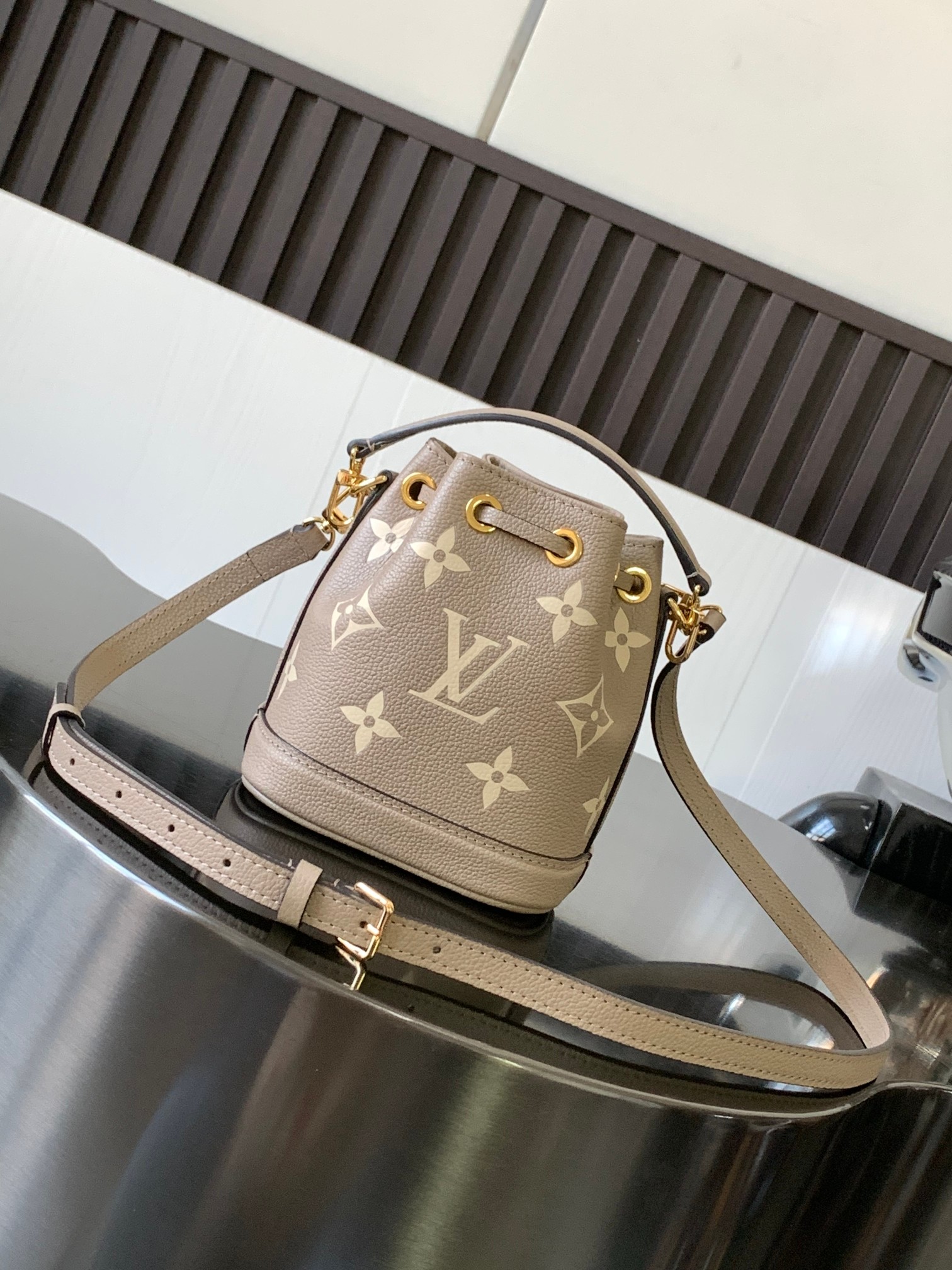 l0*is V*t0n nano noé-13 x 16 x 10cm