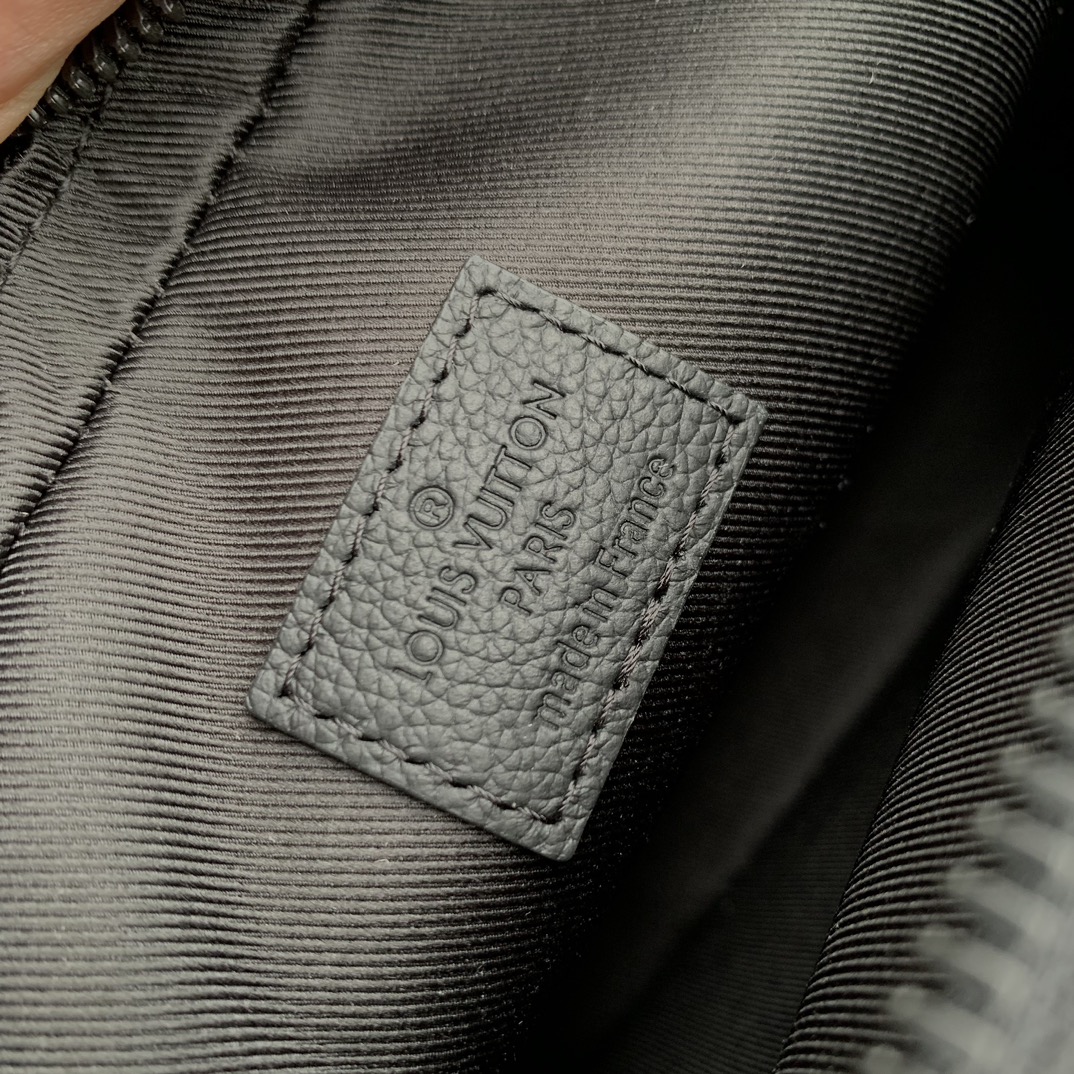 l0*is V*t0n alpha messenger bag- m46955-24 x 16 x 8cm