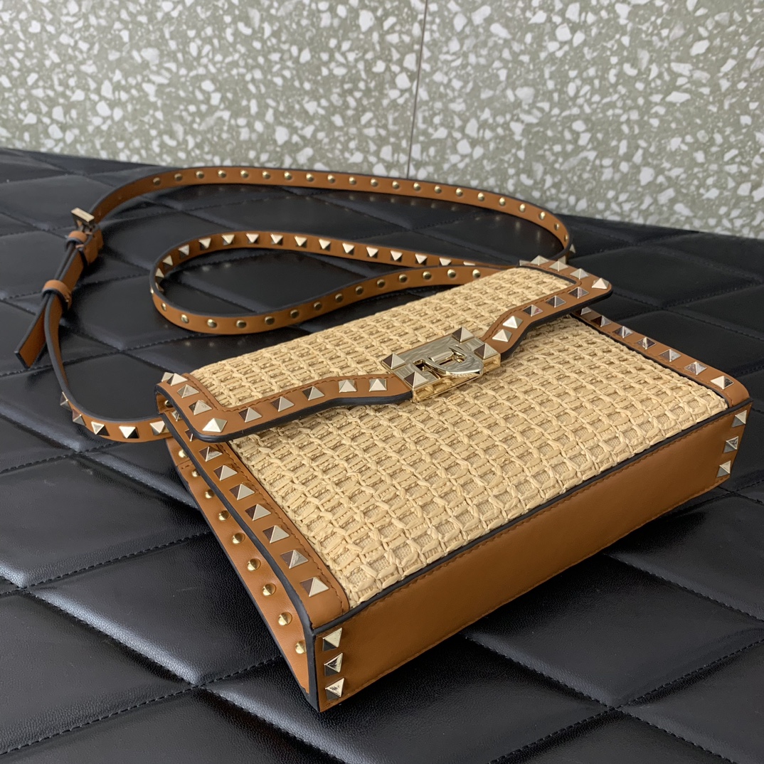 Valentino Rockstud Shoulder Bag In Woven Raffia-22.5*15.5*6CM