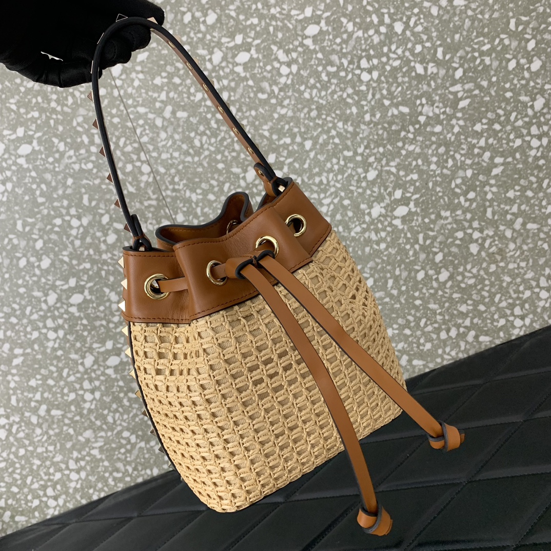 Valentino Garavani Rockstud Bucket In Woven Raffia-16*18*11CM
