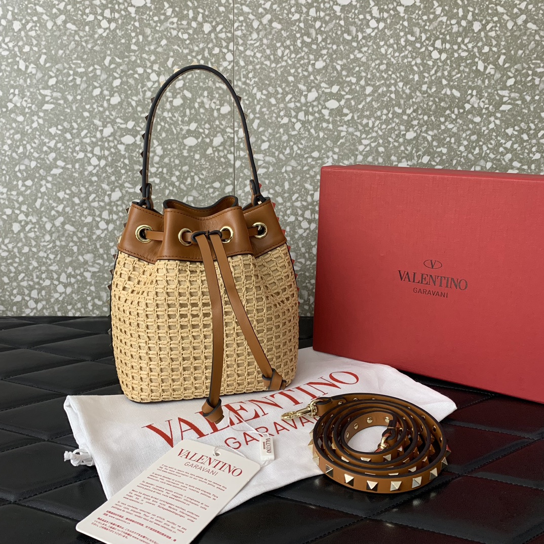 Valentino Garavani Rockstud Bucket In Woven Raffia-16*18*11CM