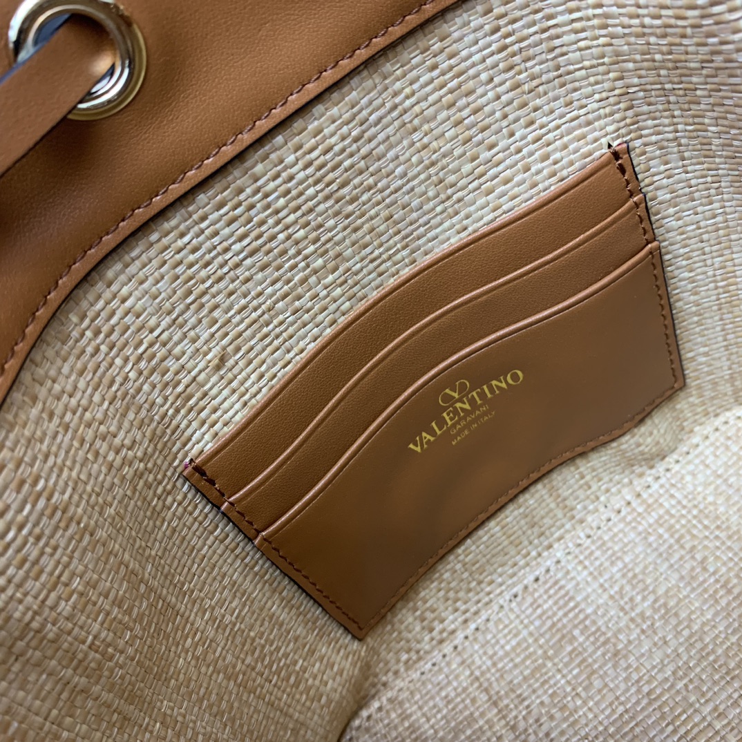 Valentino Garavani Rockstud Bucket In Woven Raffia-16*18*11CM