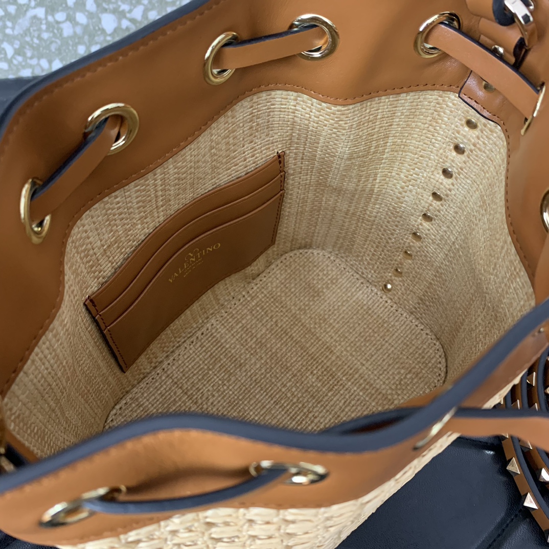 Valentino Garavani Rockstud Bucket In Woven Raffia-16*18*11CM