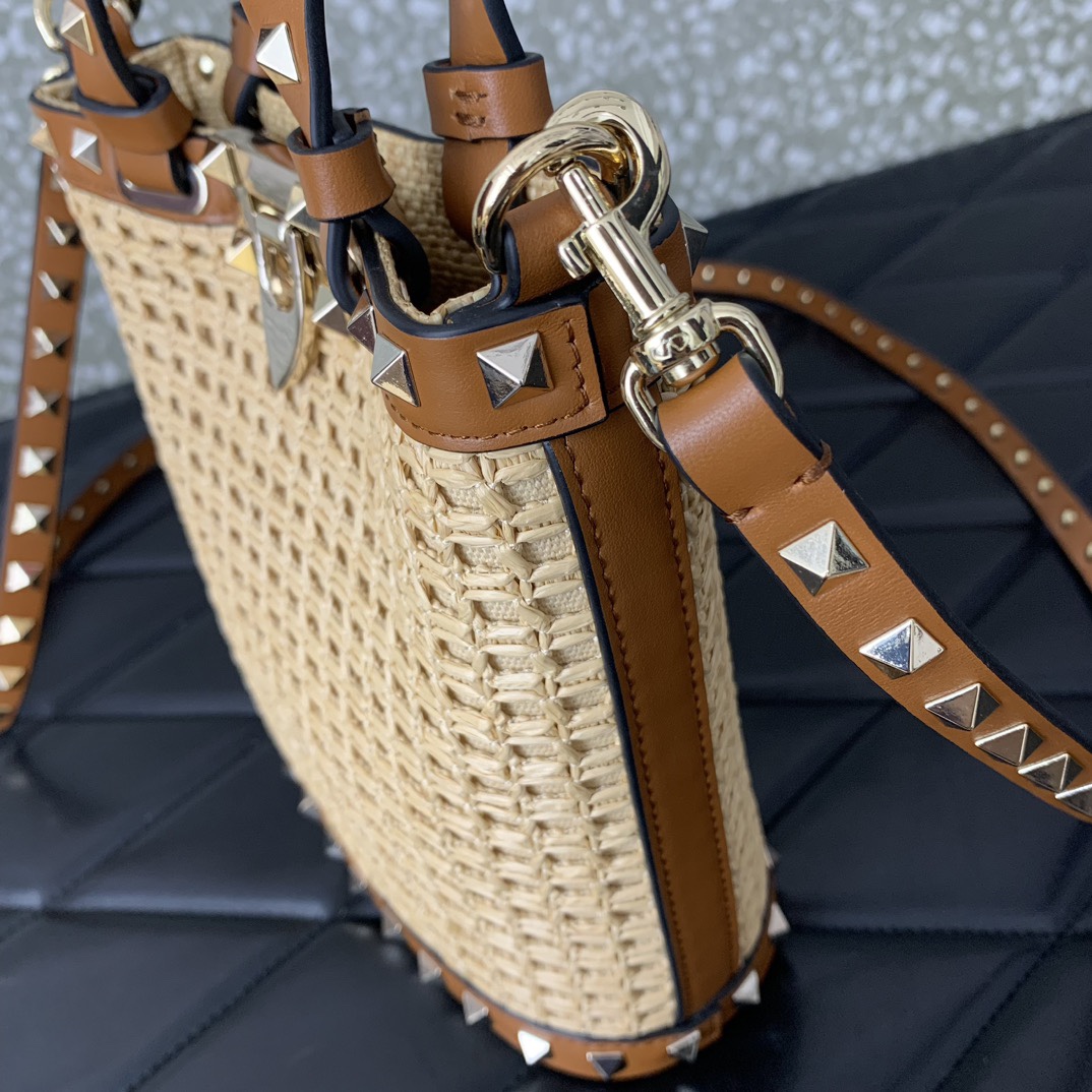 Valentino Garavani Rockstud Bucket In Woven Raffia-16*19*8.5CM